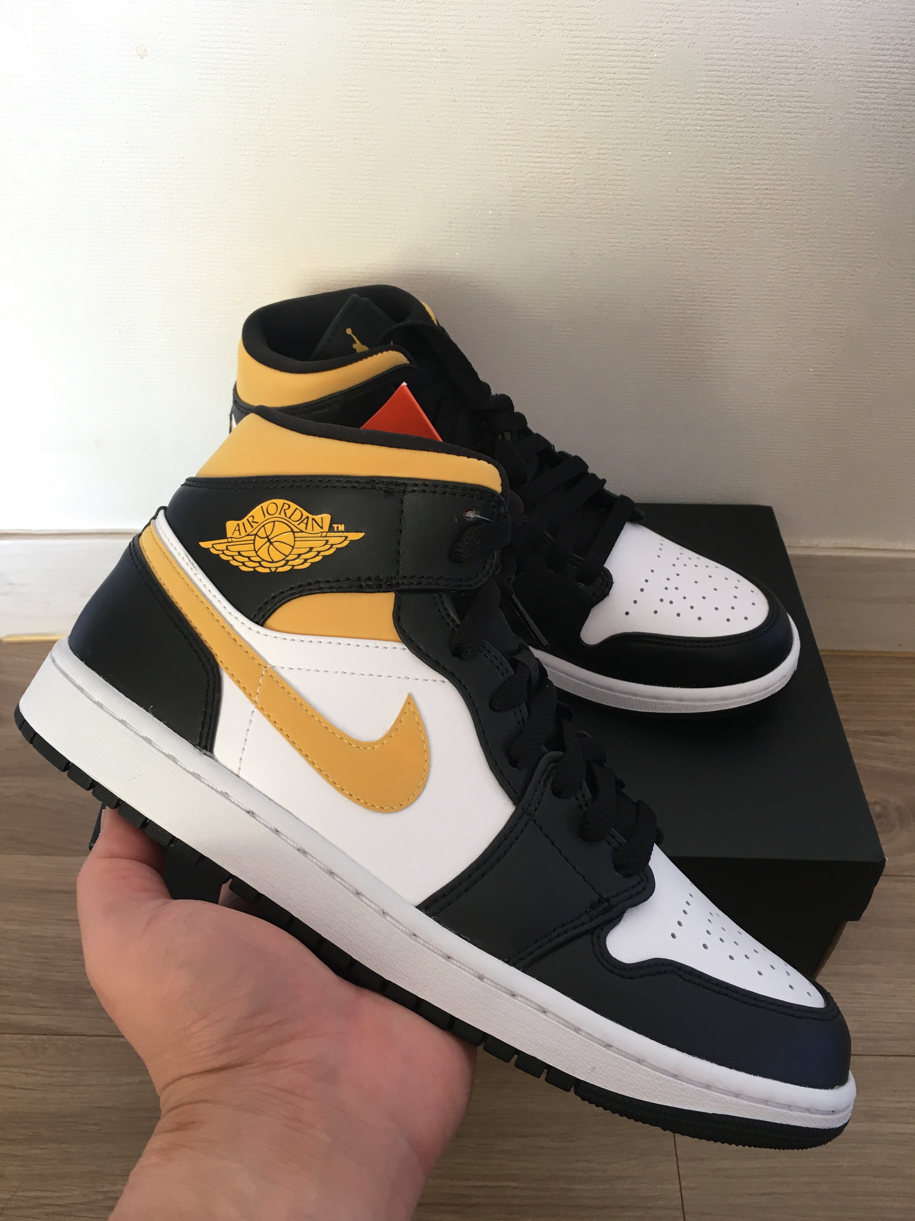 Jordan 1 Mid Pollen 착용 스타일 - 1