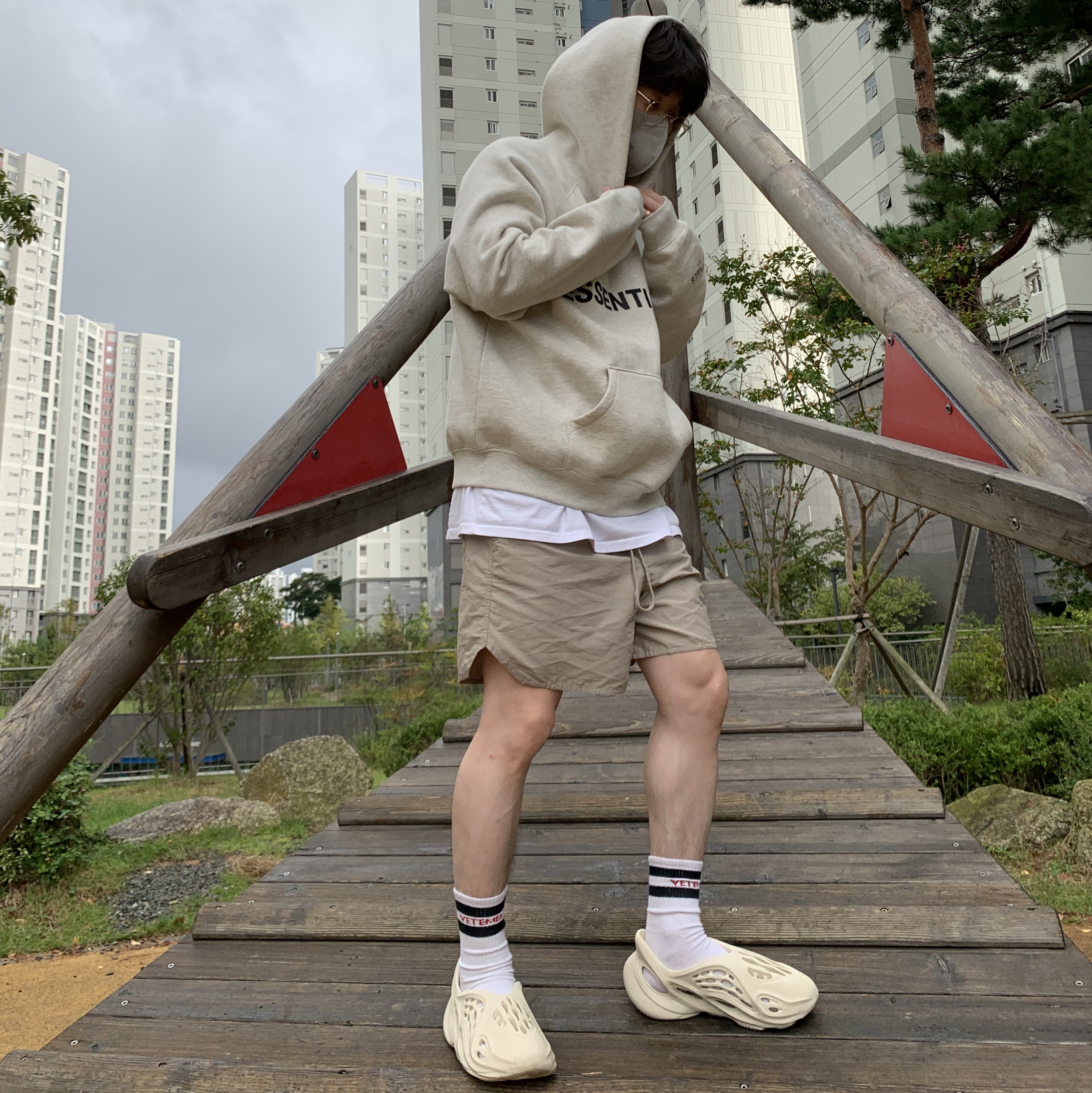 Essentials 3D Silicon Applique Pullover Hoodie Oatmeal/Oatmeal Heather/Light Heather Oatmeal 2020, Adidas Yeezy Foam RNNR Sand 착용 스타일