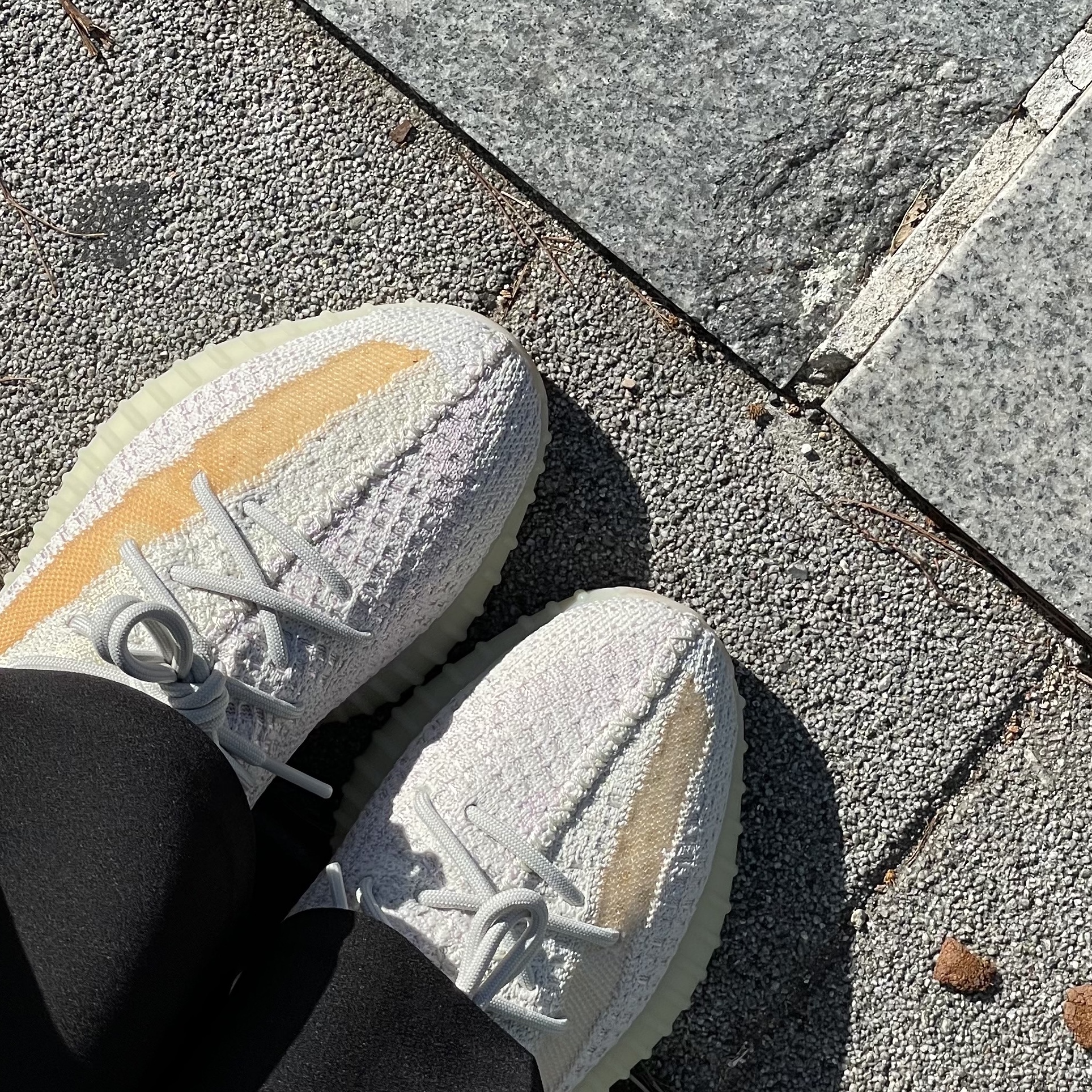 Adidas Yeezy Boost 350 V2 Light 착용 스타일 - 2