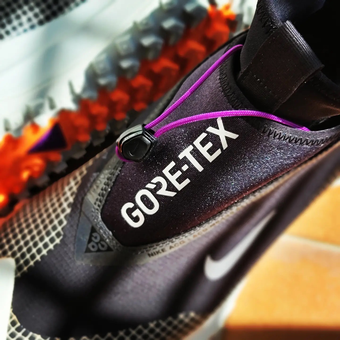Nike ACG Mountain Fly Gore-Tex Metallic Silver 착용 스타일 - 2