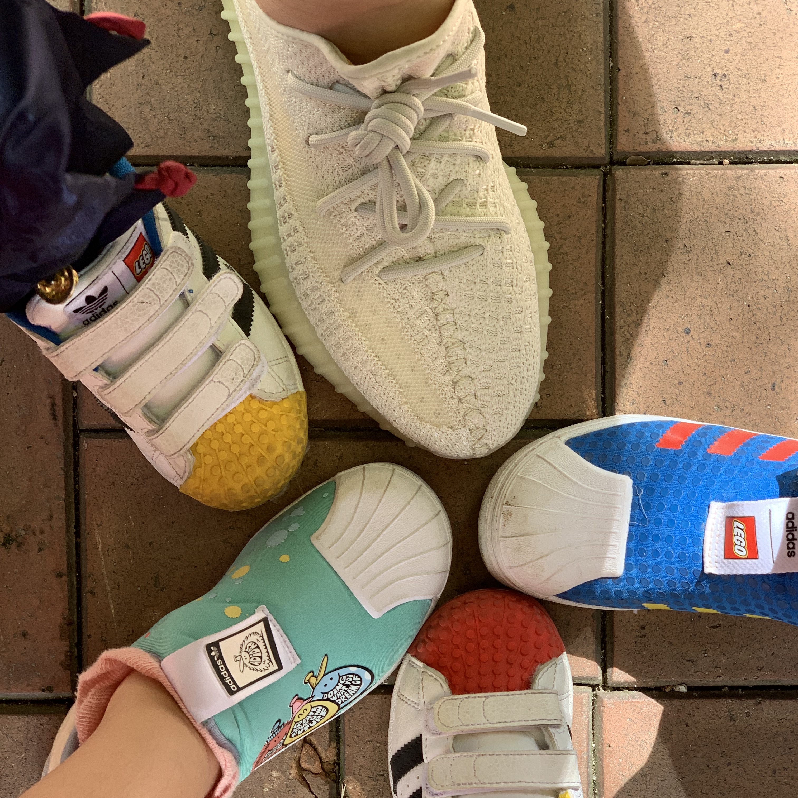 Adidas Yeezy Boost 350 V2 Light 착용 스타일