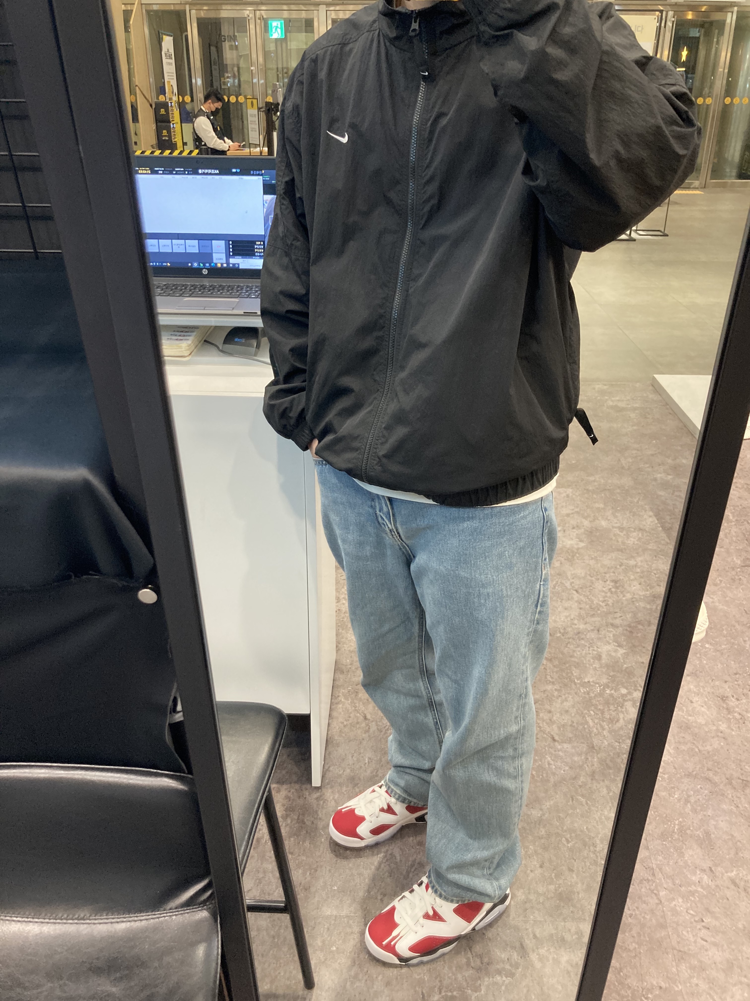 Jordan 6 Retro Carmine 2021, Nike M NRG Track Jacket Black 착용 스타일
