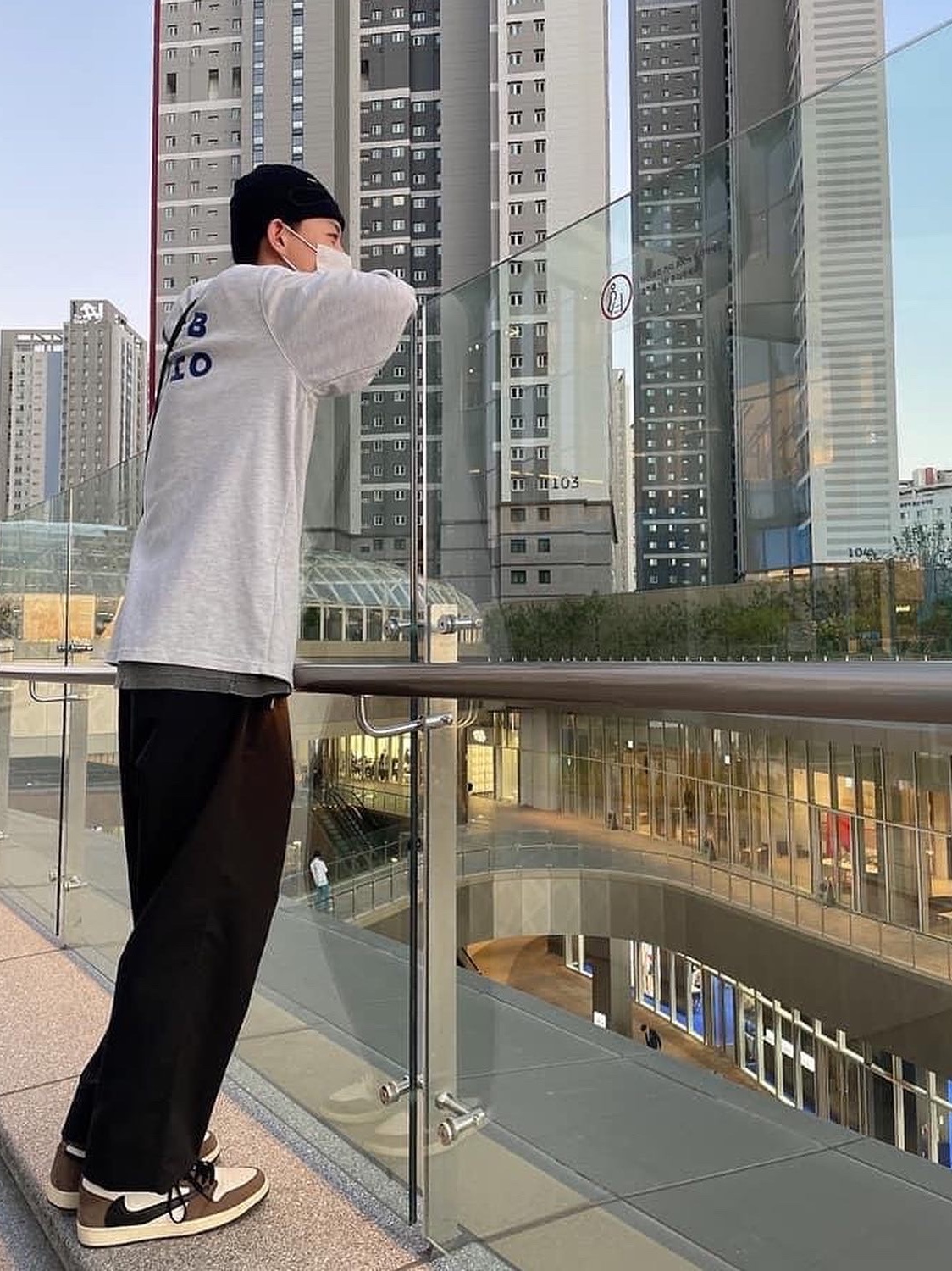 IAB Studio Long Sleeve Light Gray, Jordan 1 x Travis Scott Retro High OG SP Mocha 착용 스타일