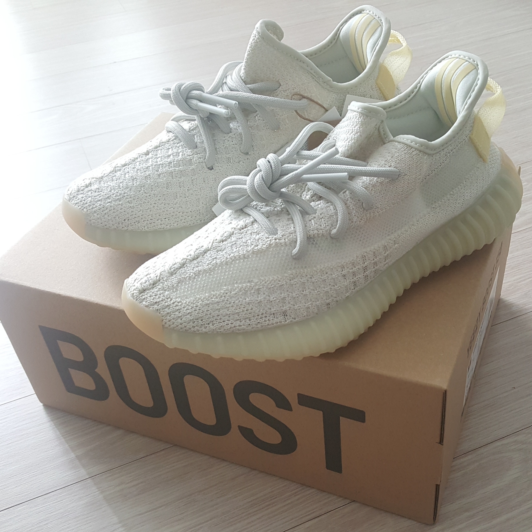 Adidas Yeezy Boost 350 V2 Light 착용 스타일 - 2