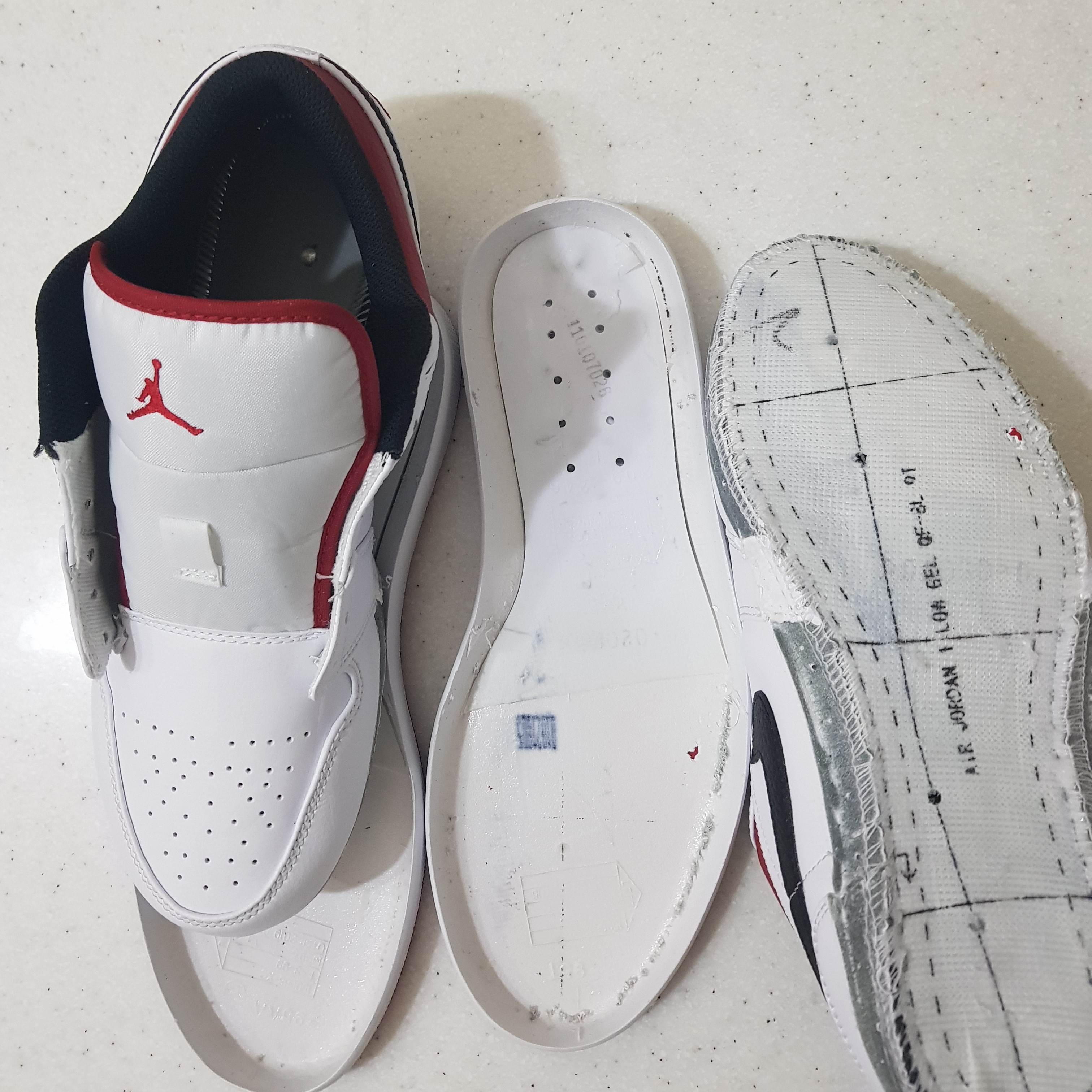 Jordan 1 Low White Red Black, Jordan 1 x Travis Scott Retro High OG SP Mocha 착용 스타일 - 1