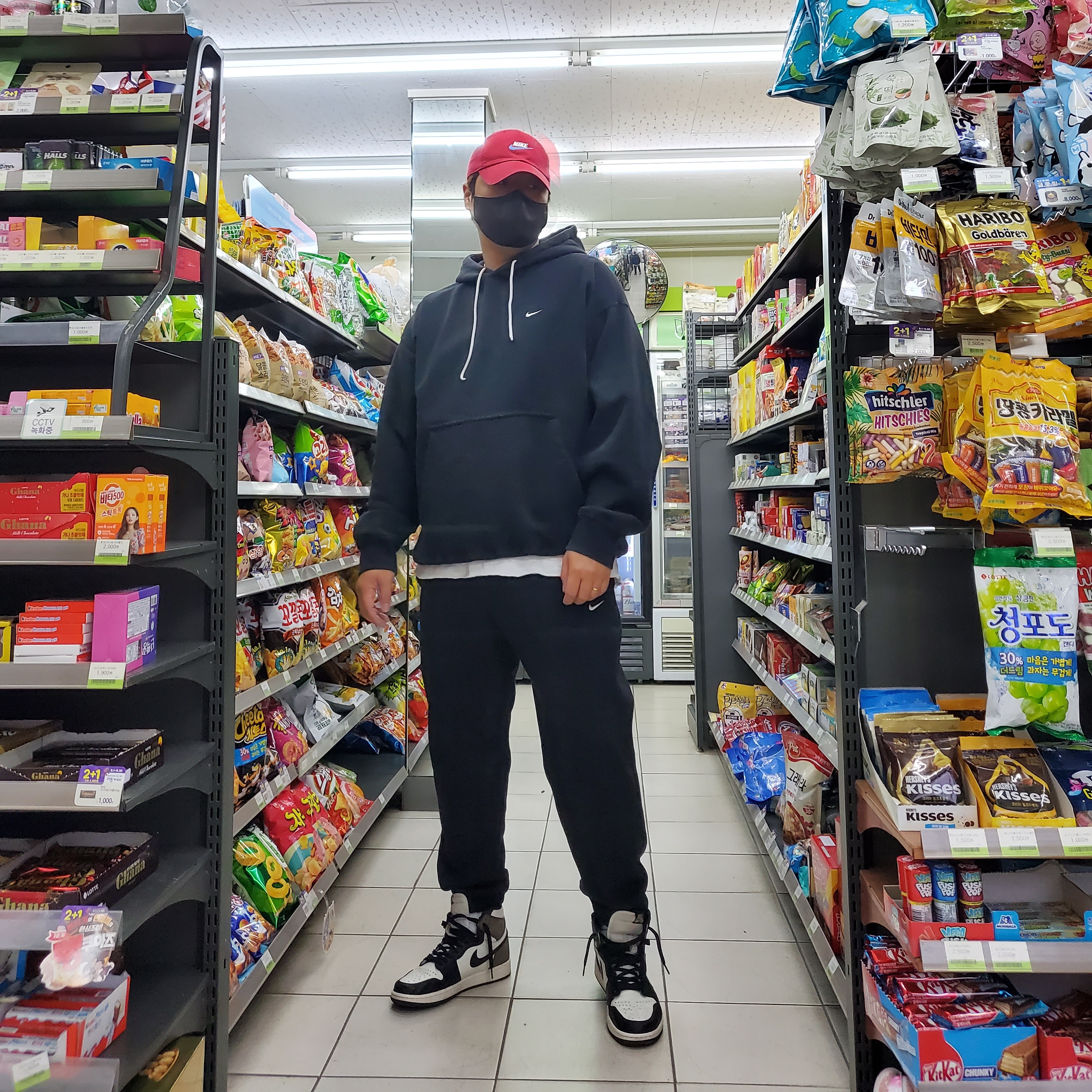 Jordan 1 Retro High OG Black Mocha, Nike NRG Solo Swoosh Fleece Pants Black - US/EU 착용 스타일 - 1