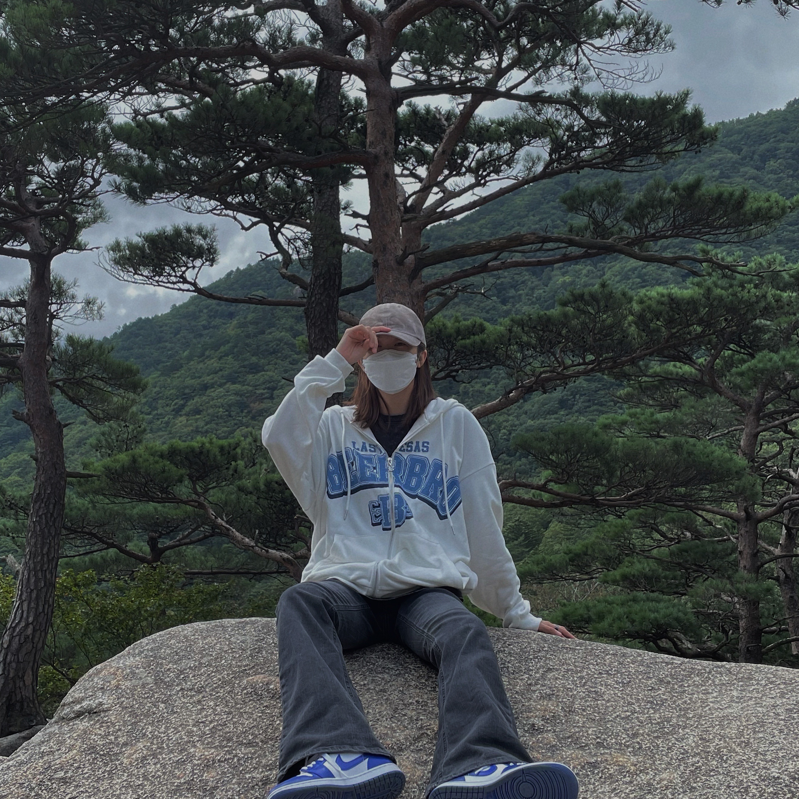 (W) Jordan 1 Mid White Hyper Royal 착용 스타일