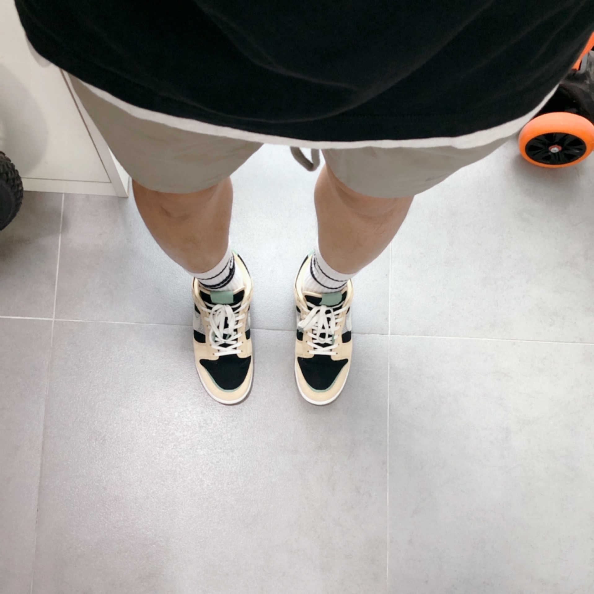 Essentials Short Sleeve Boxy Polo Dark Slate/Stretch Limo/Black - 20SS, Essentials Volley Shorts Taupe - 21SS 착용 스타일 - 5