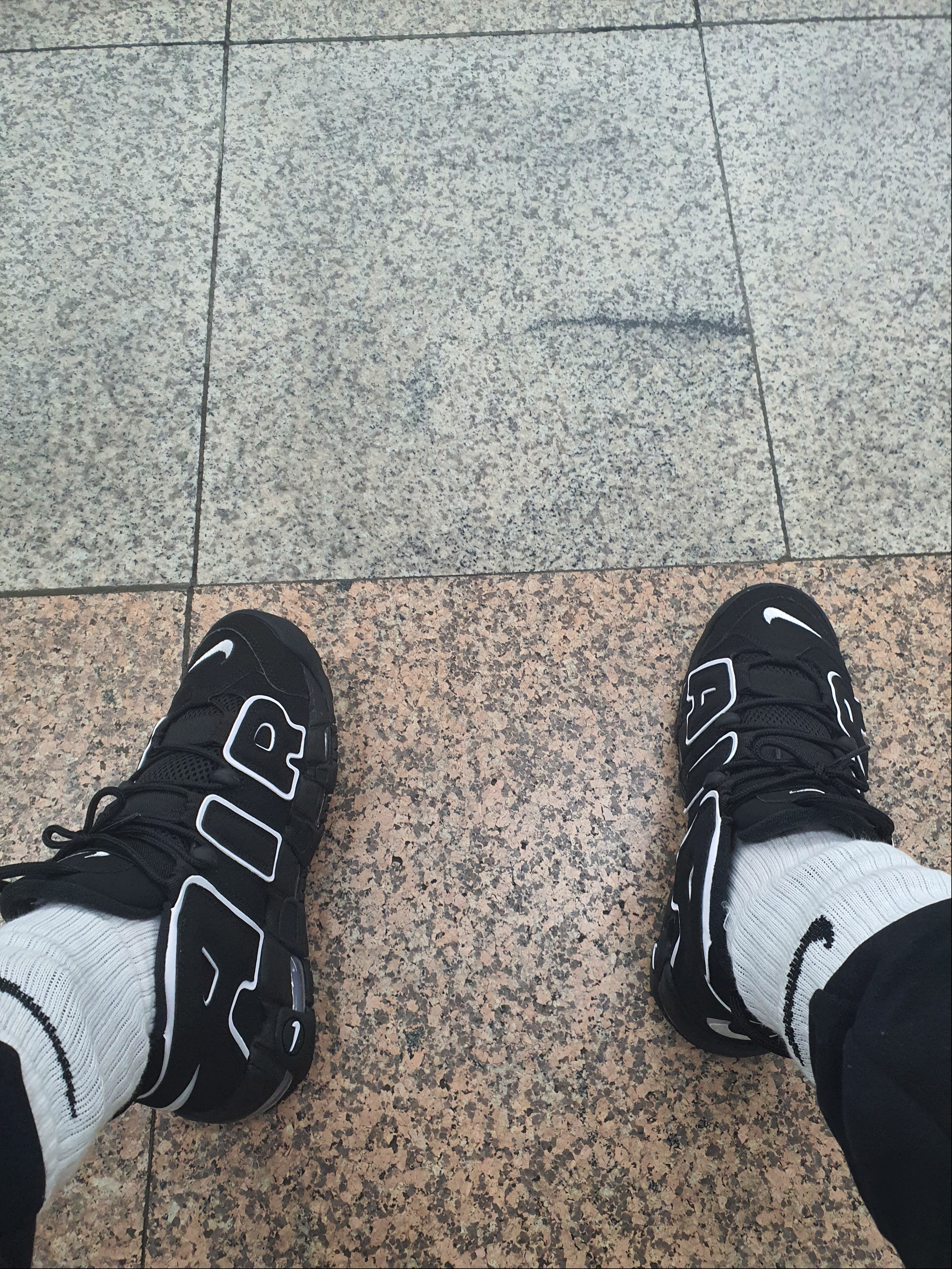 Nike Air Max 95 OG Neon Yellow 2020, Nike Air More Uptempo Black White 2020 착용 스타일 - 2