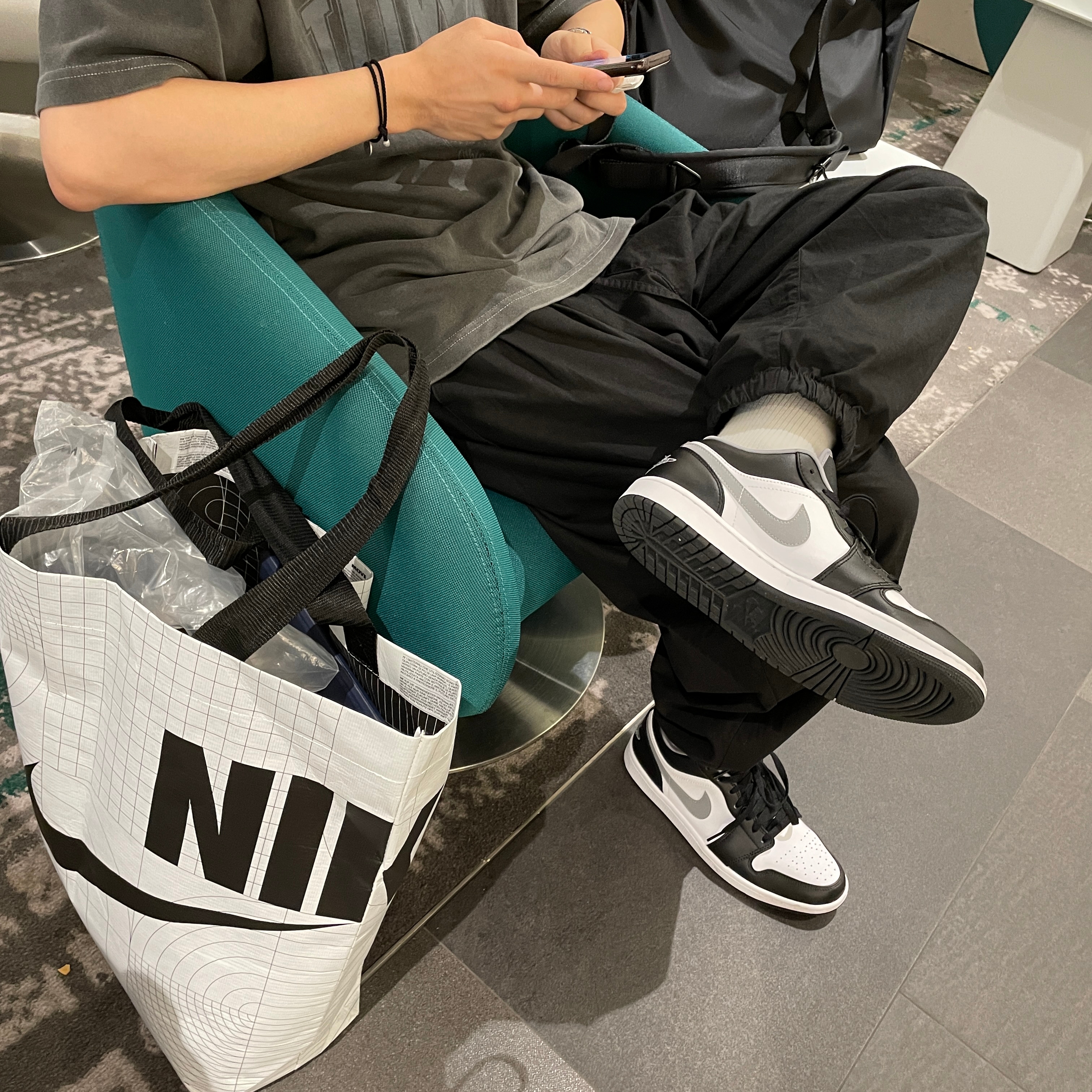 Jordan 1 Low Black Particle Grey 착용 스타일