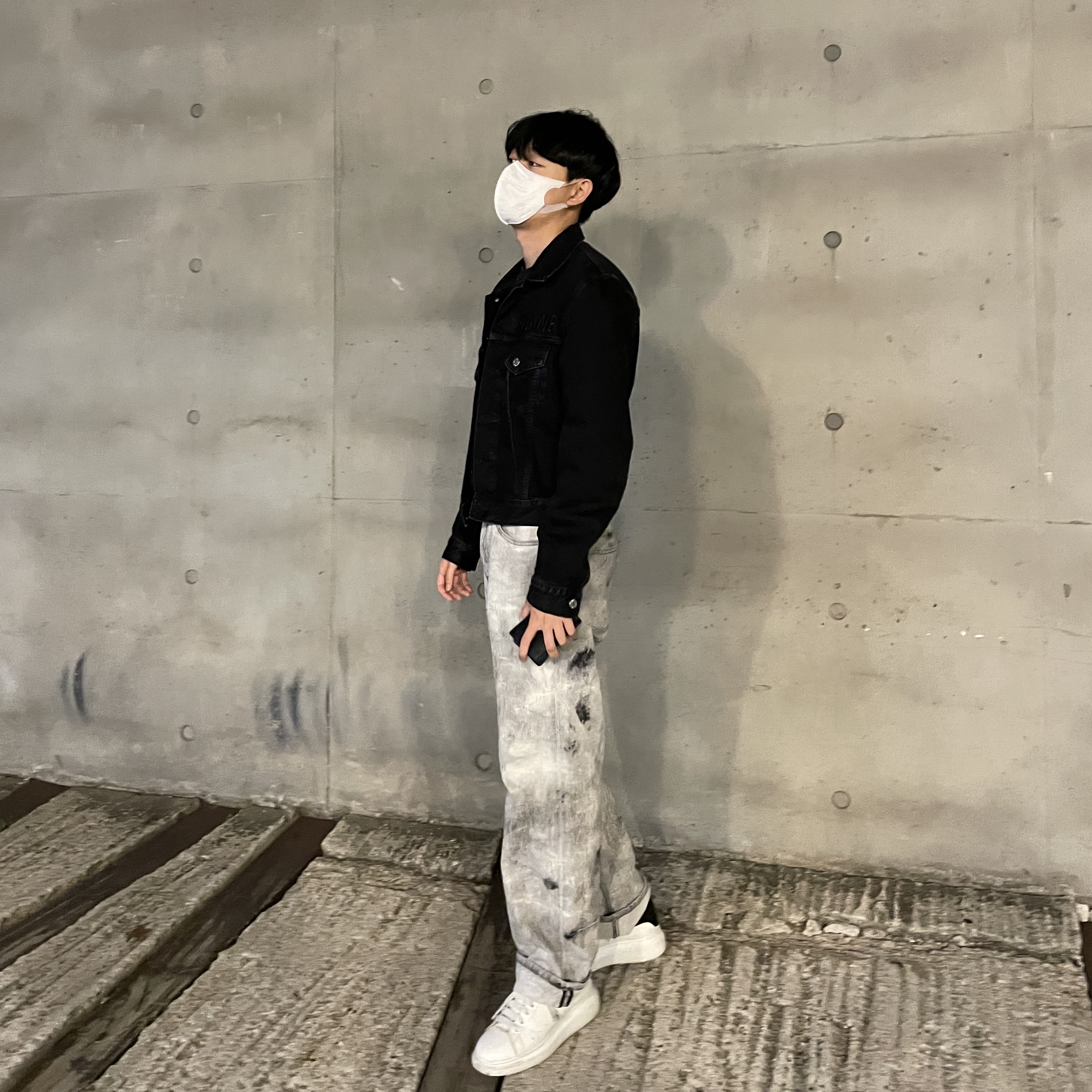 Alexander McQueen Oversized Sneakers White Black 착용 스타일 - 1