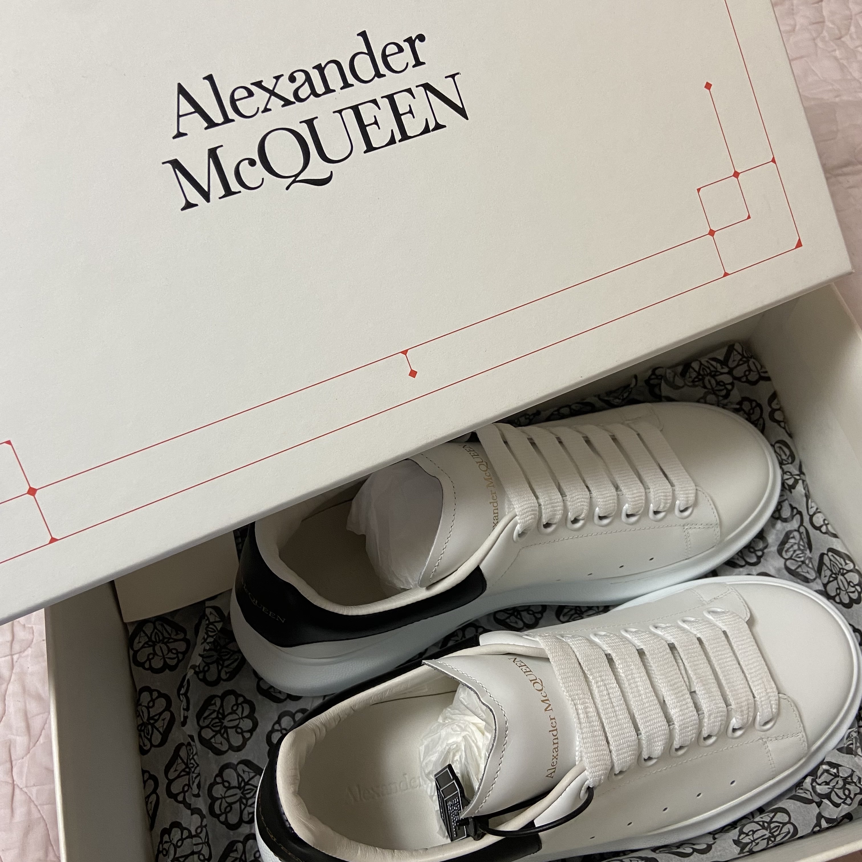 Alexander McQueen Oversized Sneakers White Black 착용 스타일 - 1