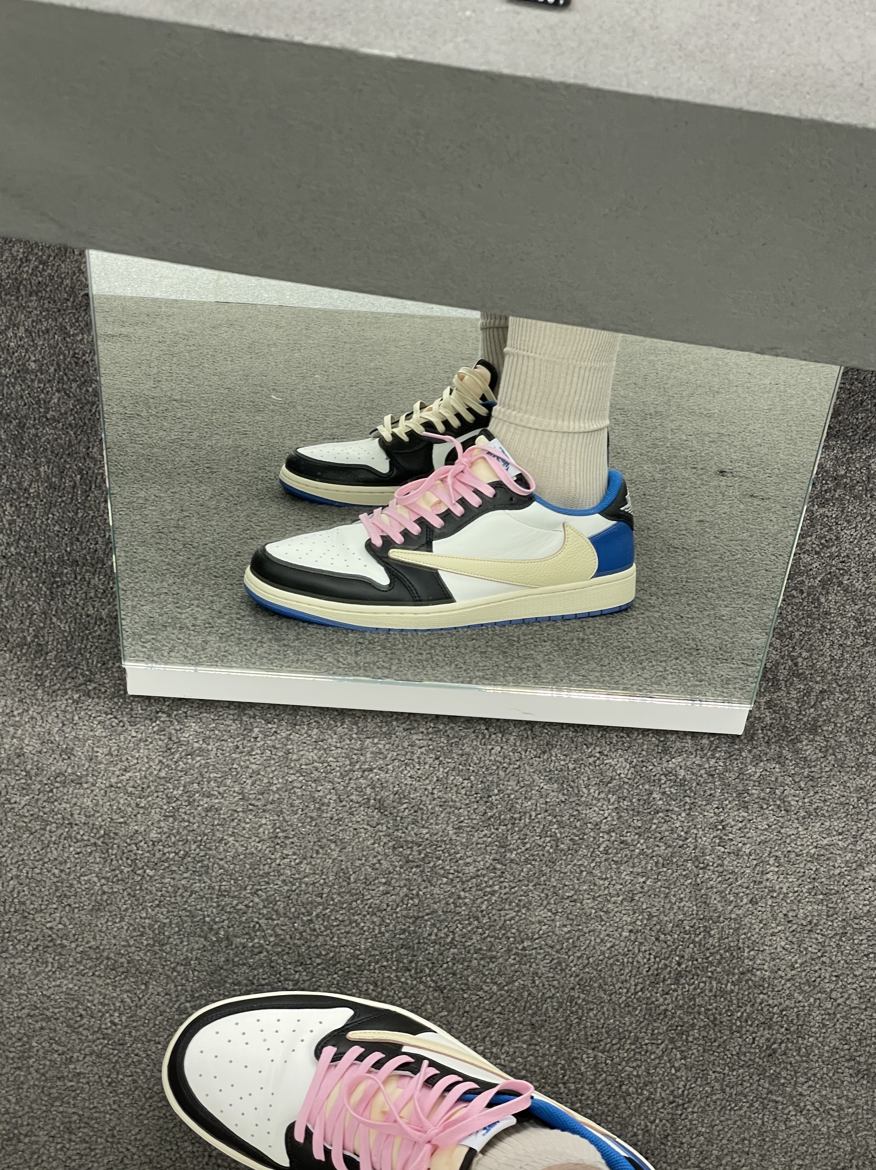 Jordan 1 x Travis Scott x Fragment Retro Low OG SP Military Blue 착용 스타일