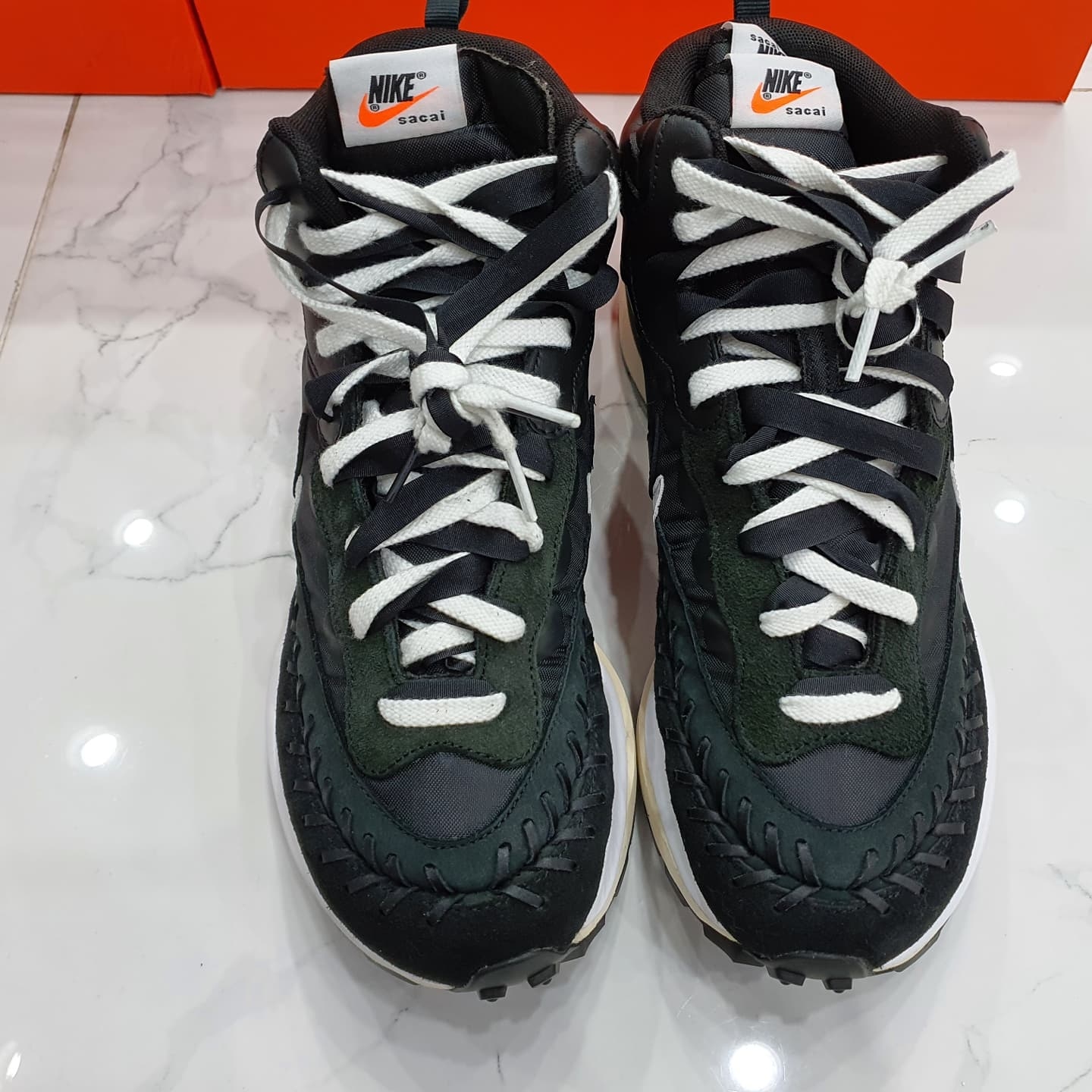 Nike x Sacai x Jean Paul Gaultier VaporWaffle Black White 착용 스타일 - 2