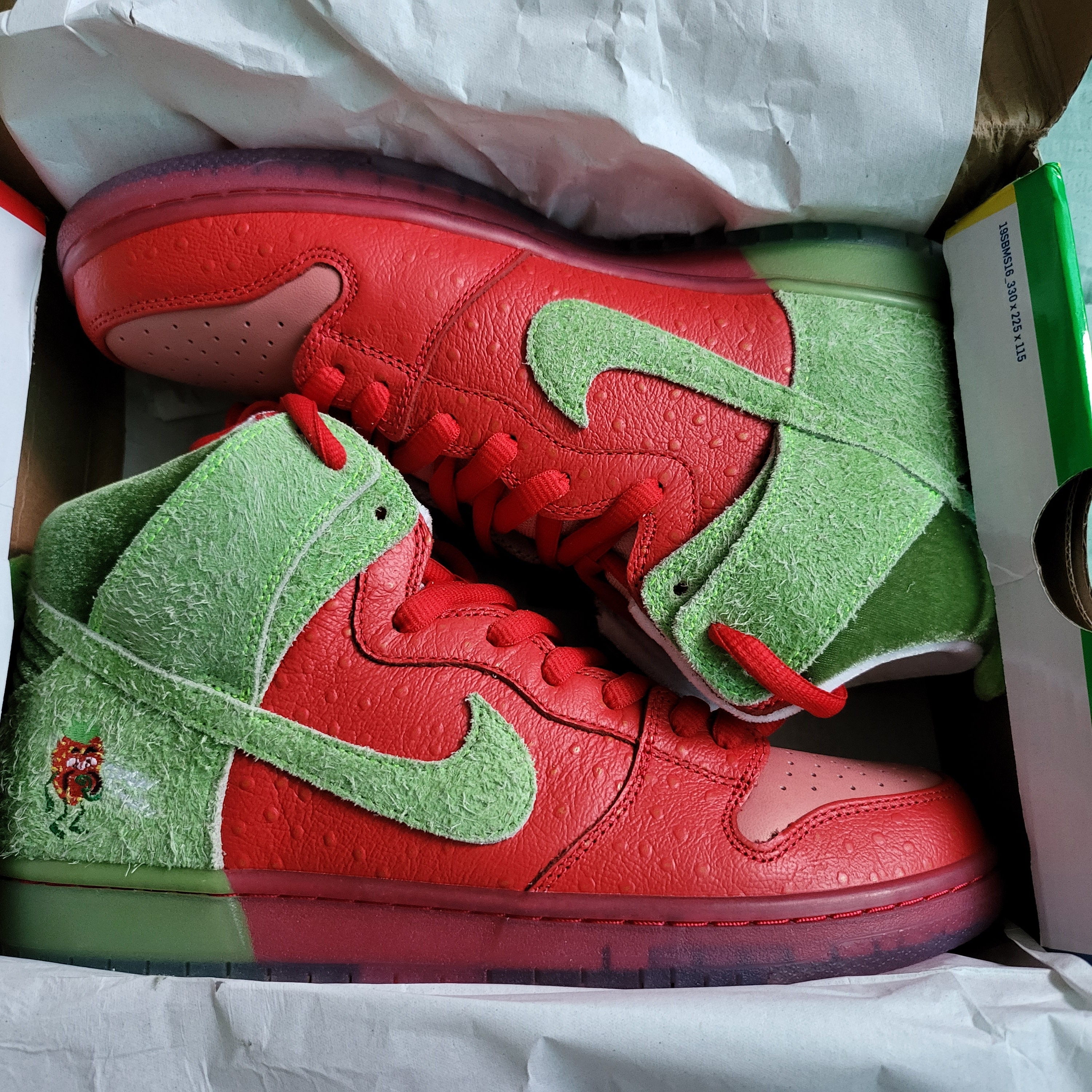 Nike SB Dunk High Pro QS Strawberry 착용 스타일
