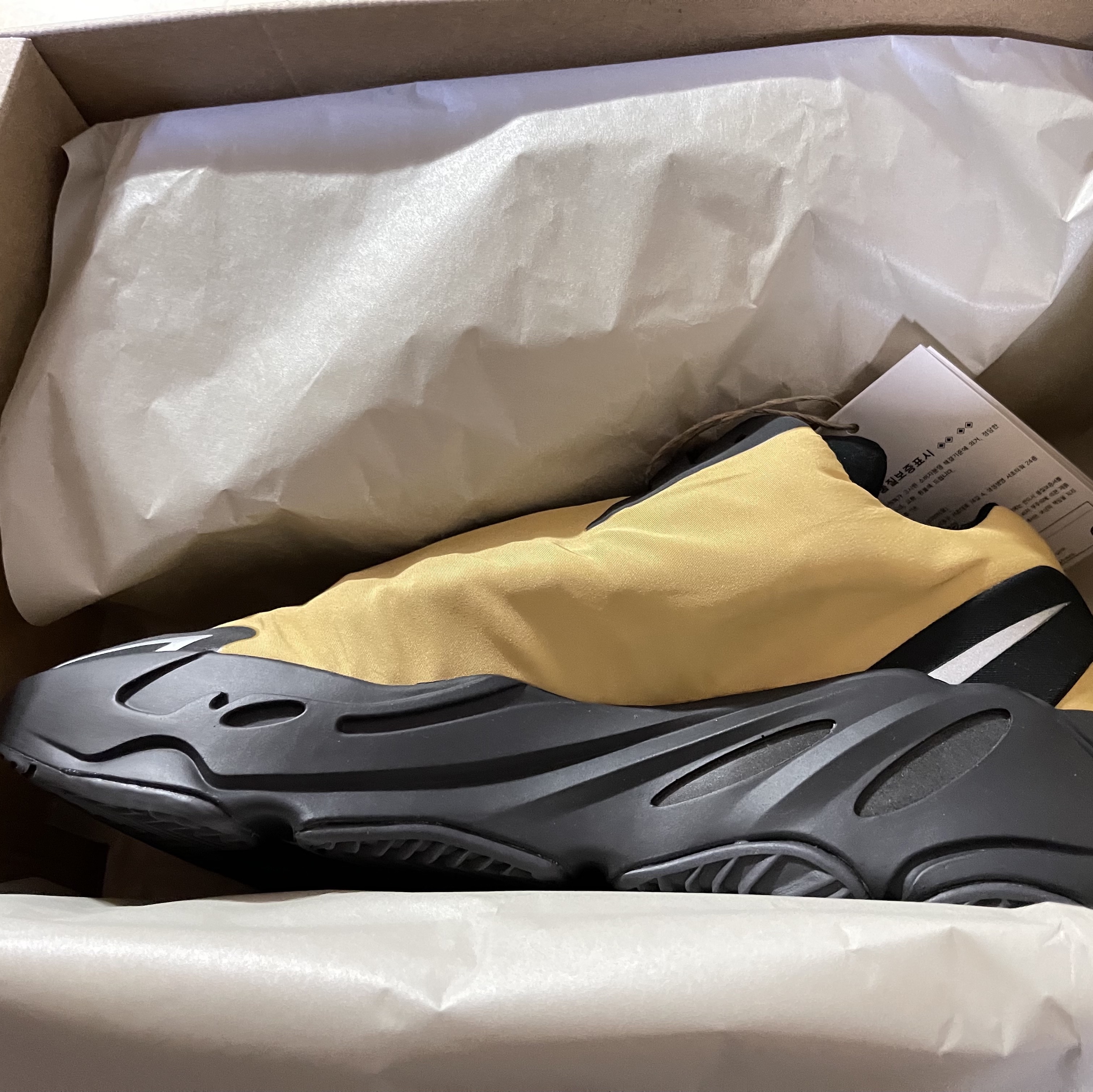 Adidas Yeezy Boost 700 MNVN Honey Flux 착용 스타일