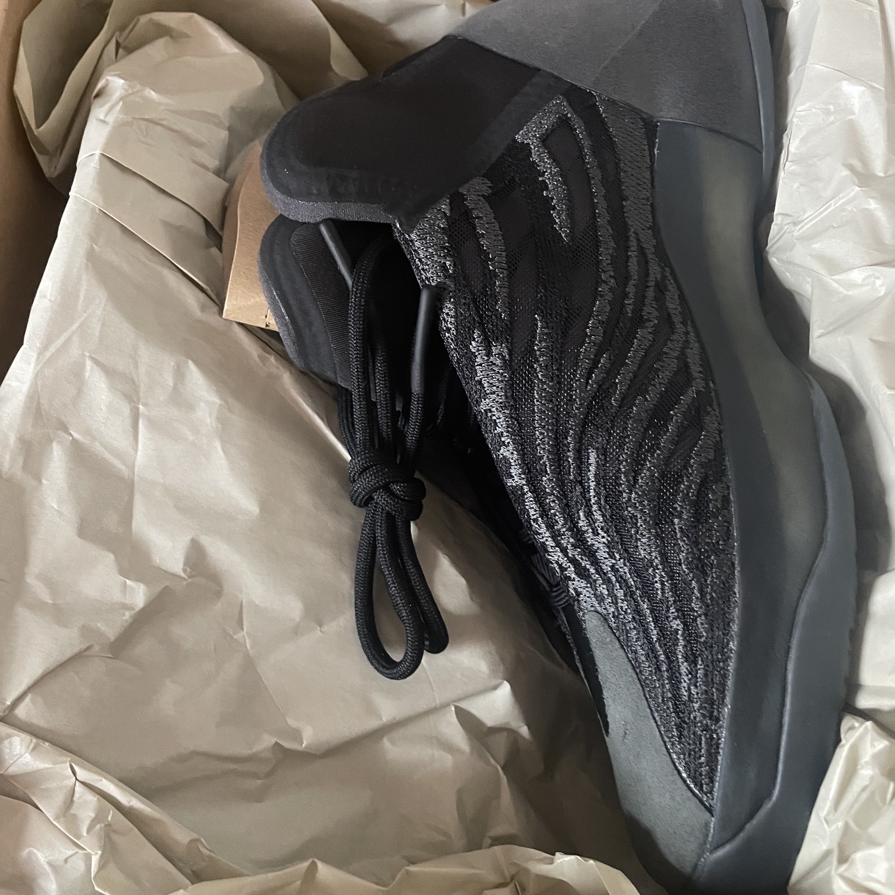 Adidas Yeezy QNTM Onyx 착용 스타일 - 1