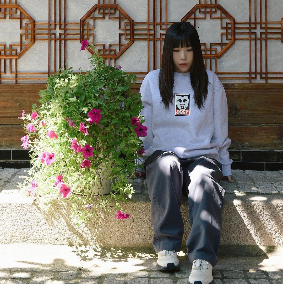 IAB Studio x Obey Eyes Icon T-Shirt White, IAB Studio x Obey Archer Cardigan Blue 착용 스타일 - 5