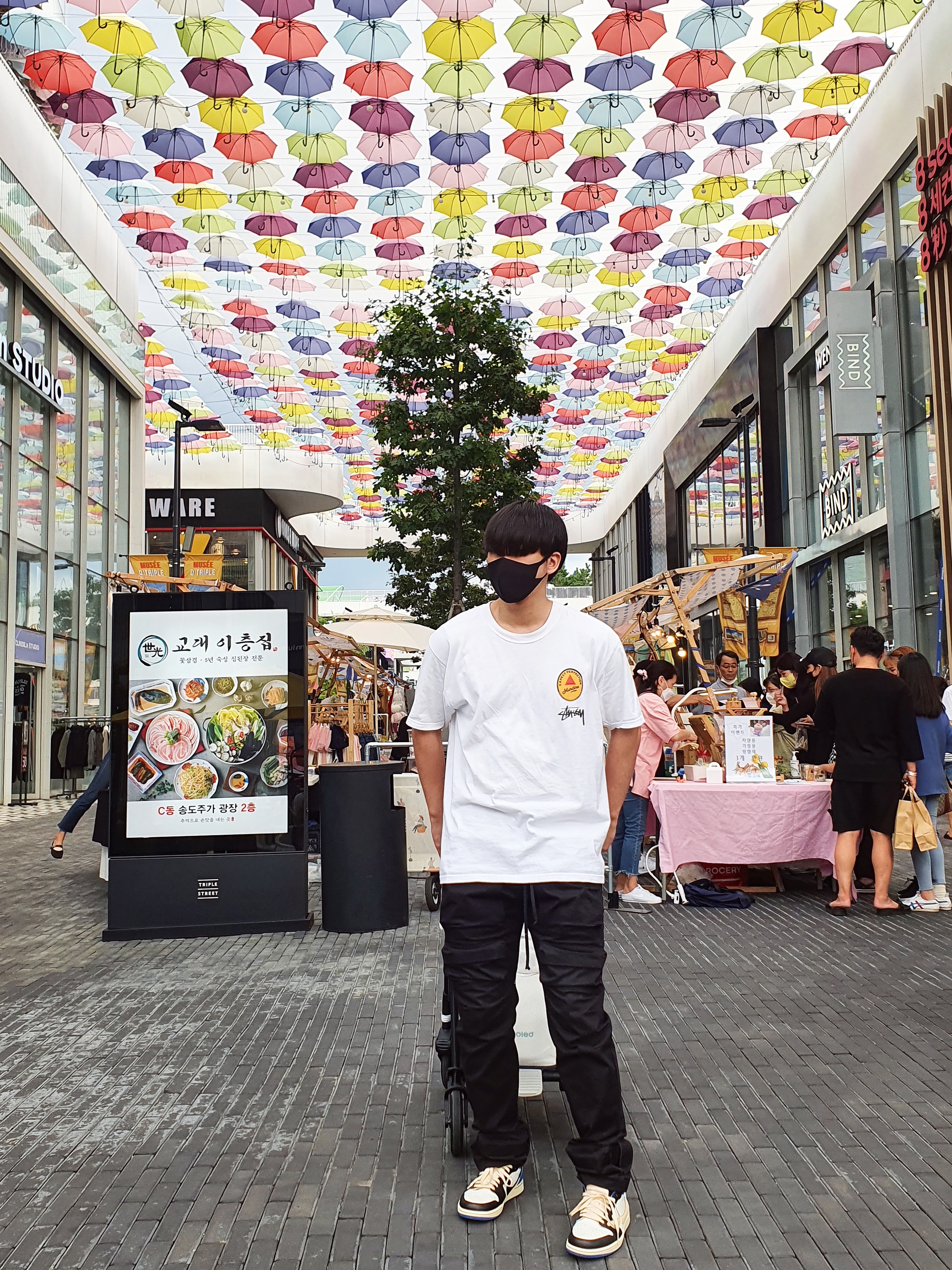 Stussy x Martine Rose 40 WT T-Shirt, Jordan 1 x Travis Scott x Fragment Retro Low OG SP Military Blue 착용 스타일