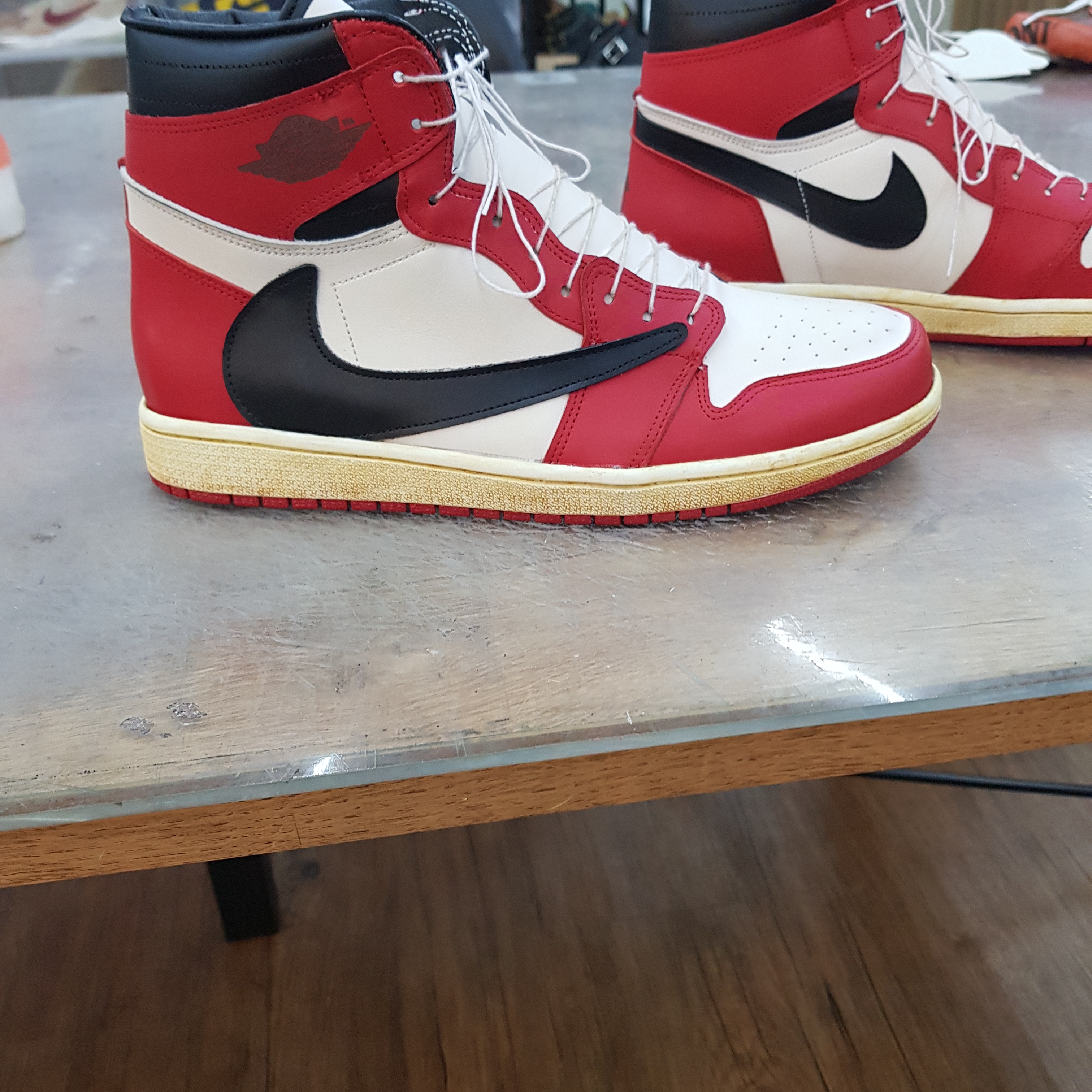 Jordan 1 Low White Red Black, Jordan 1 x Travis Scott Retro High OG SP Mocha 착용 스타일 - 3