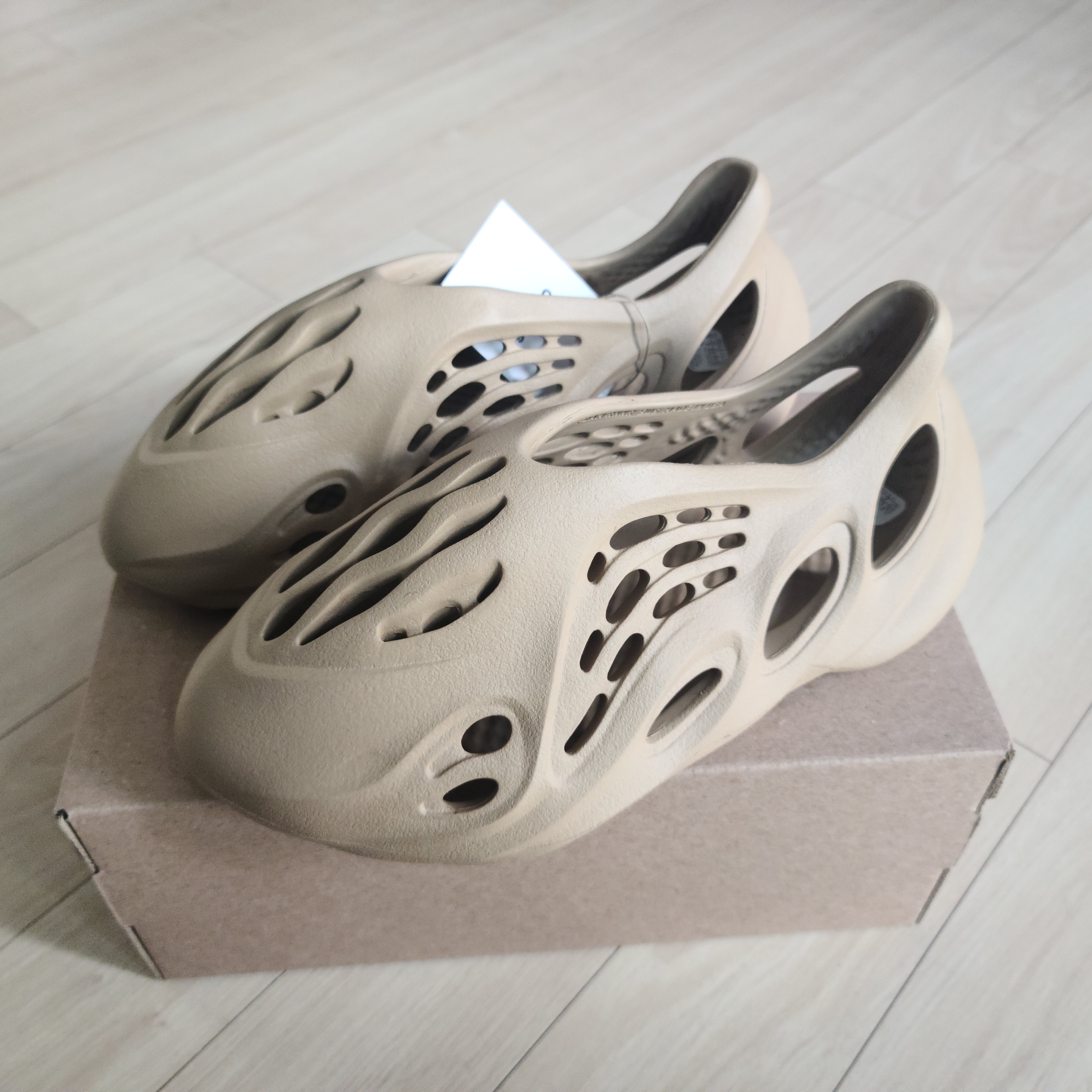 Adidas Yeezy Foam RNNR Ochre 착용 스타일