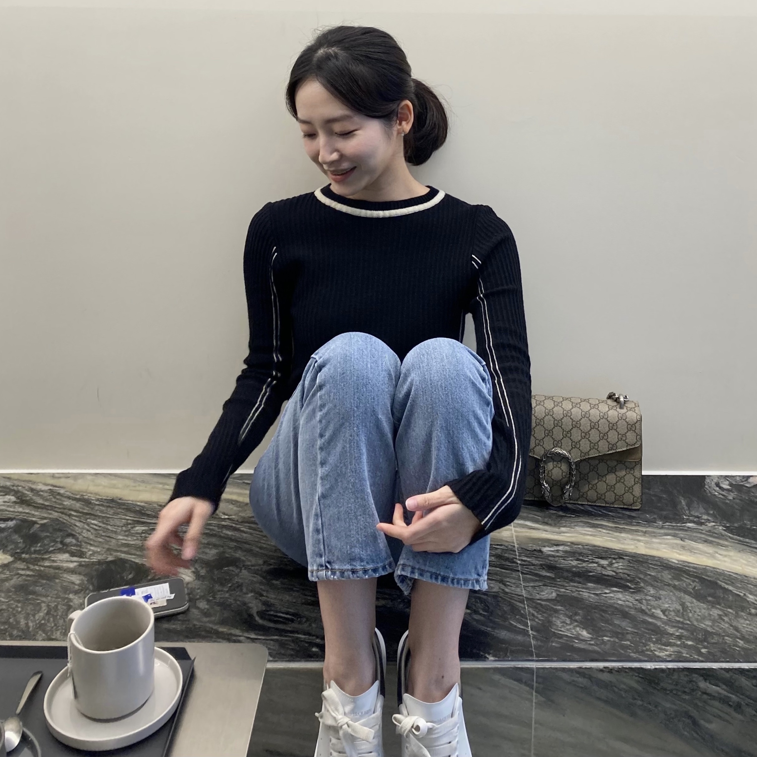 Alexander McQueen Oversized Sneakers White Black 착용 스타일