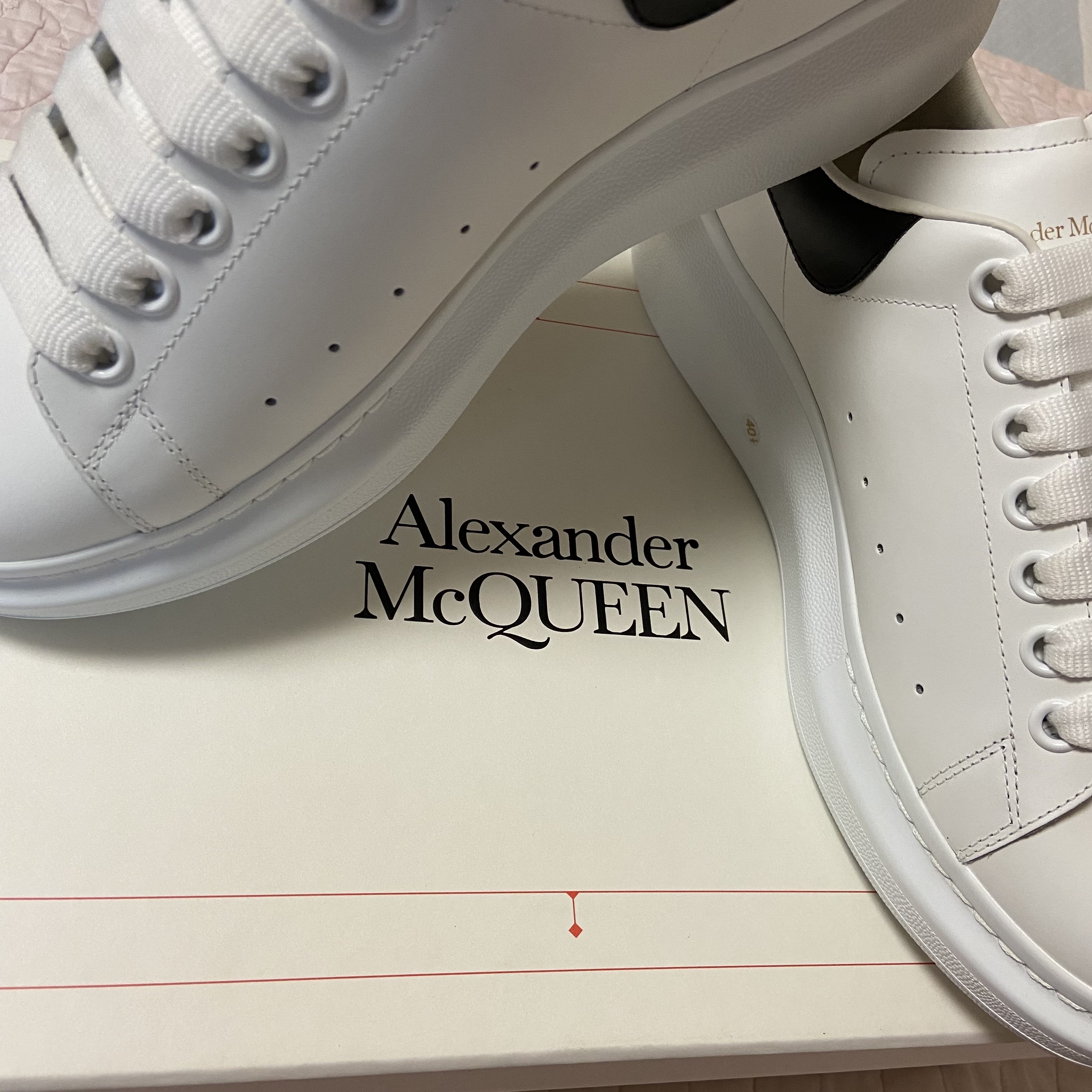 Alexander McQueen Oversized Sneakers White Black 착용 스타일 - 2