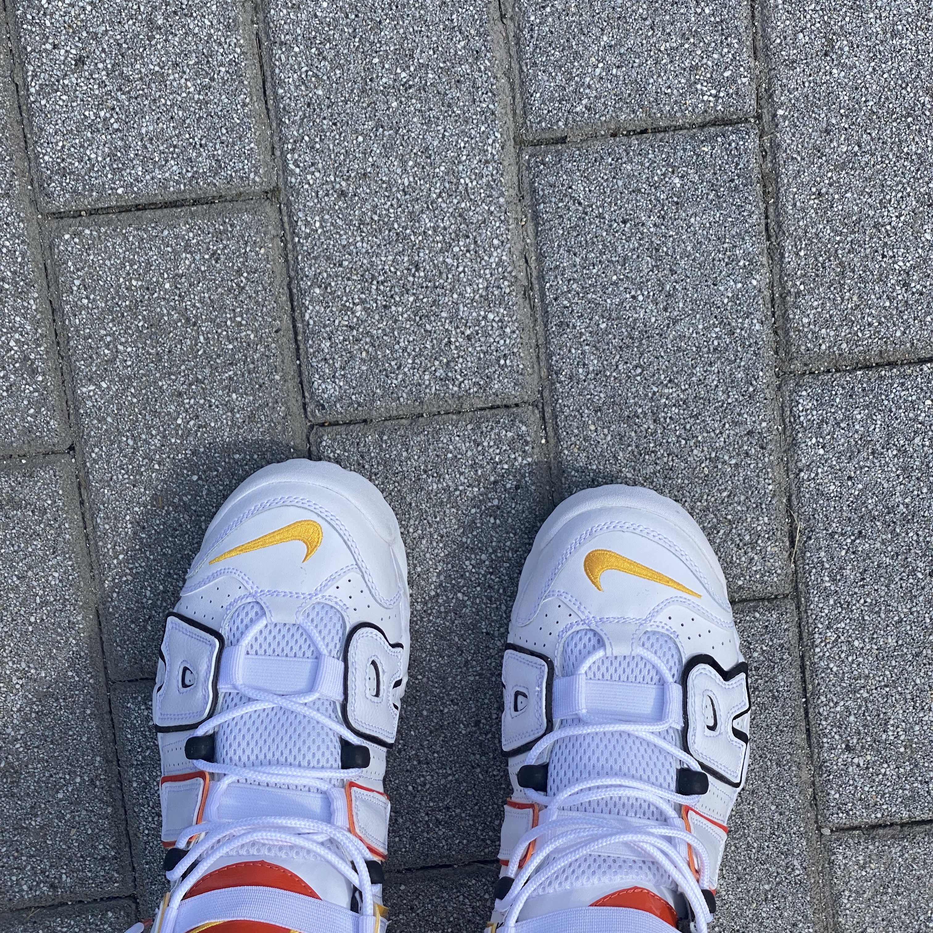 Nike Air More Uptempo Rayguns 착용 스타일 - 1