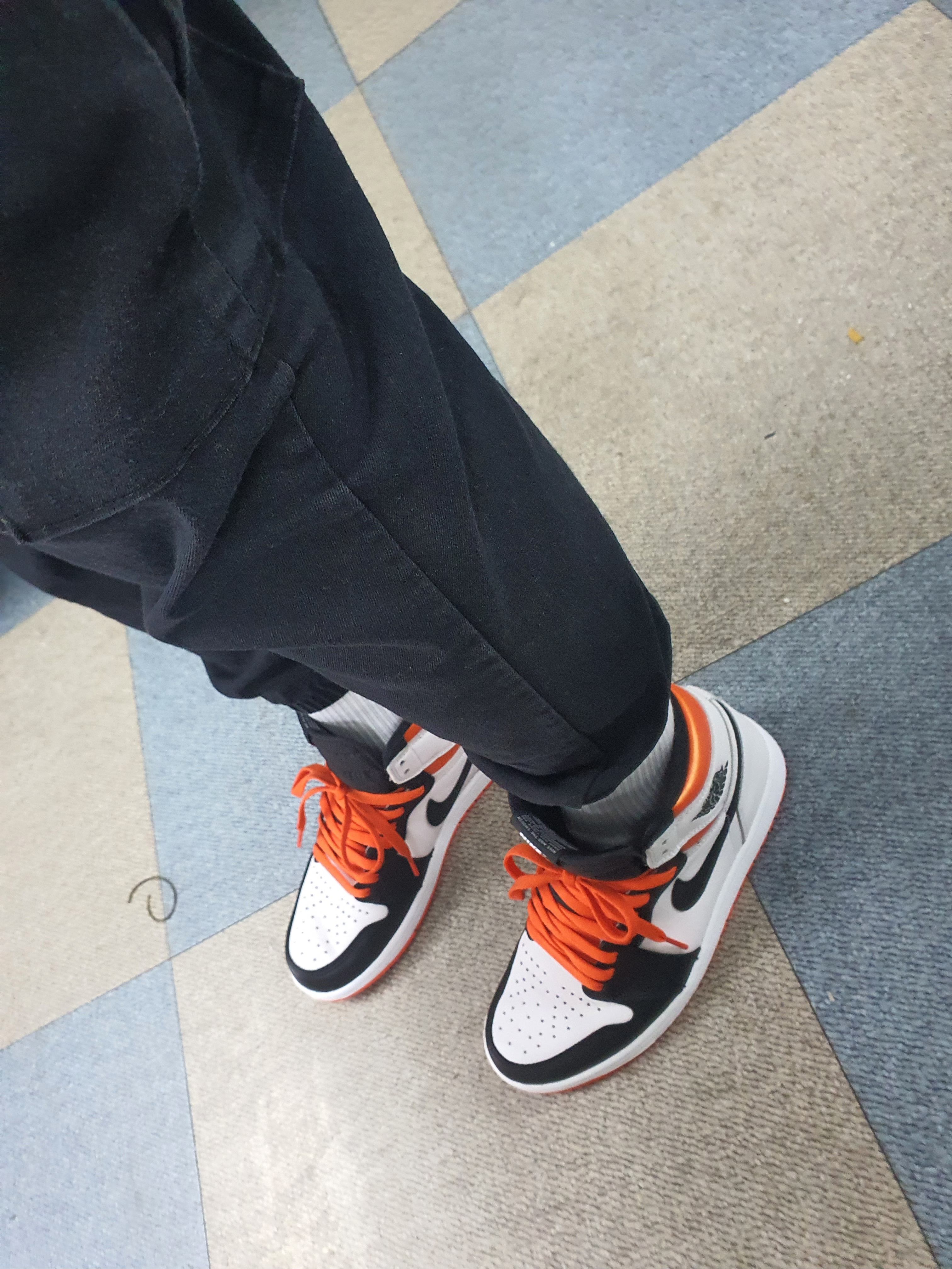 Nike Dunk Low Retro Varsity Maize, Jordan 1 Retro High OG Electro Orange 착용 스타일 - 2