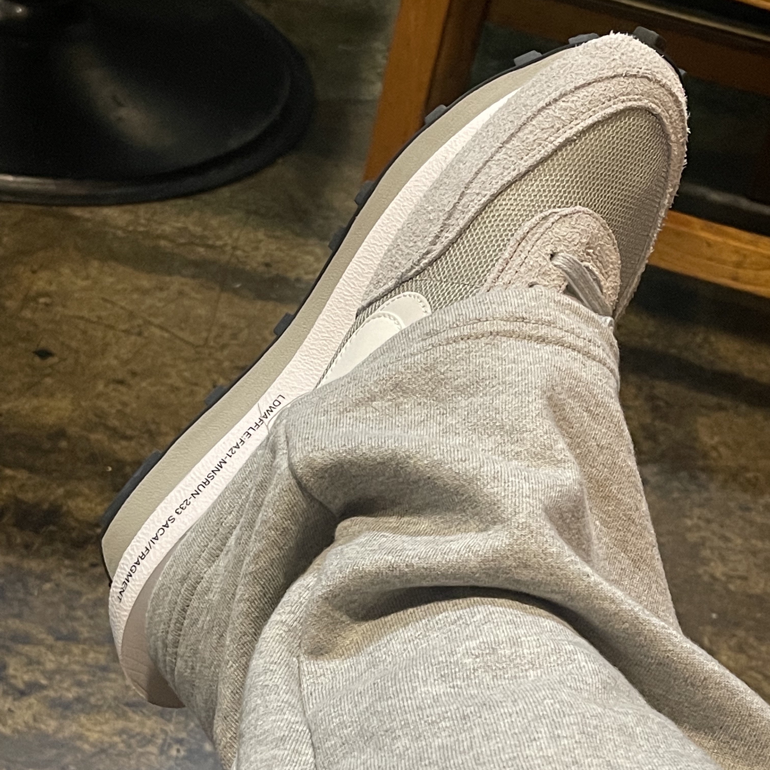 Nike x Sacai x Fragment LDWaffle Light Smoke Grey 착용 스타일 - 2