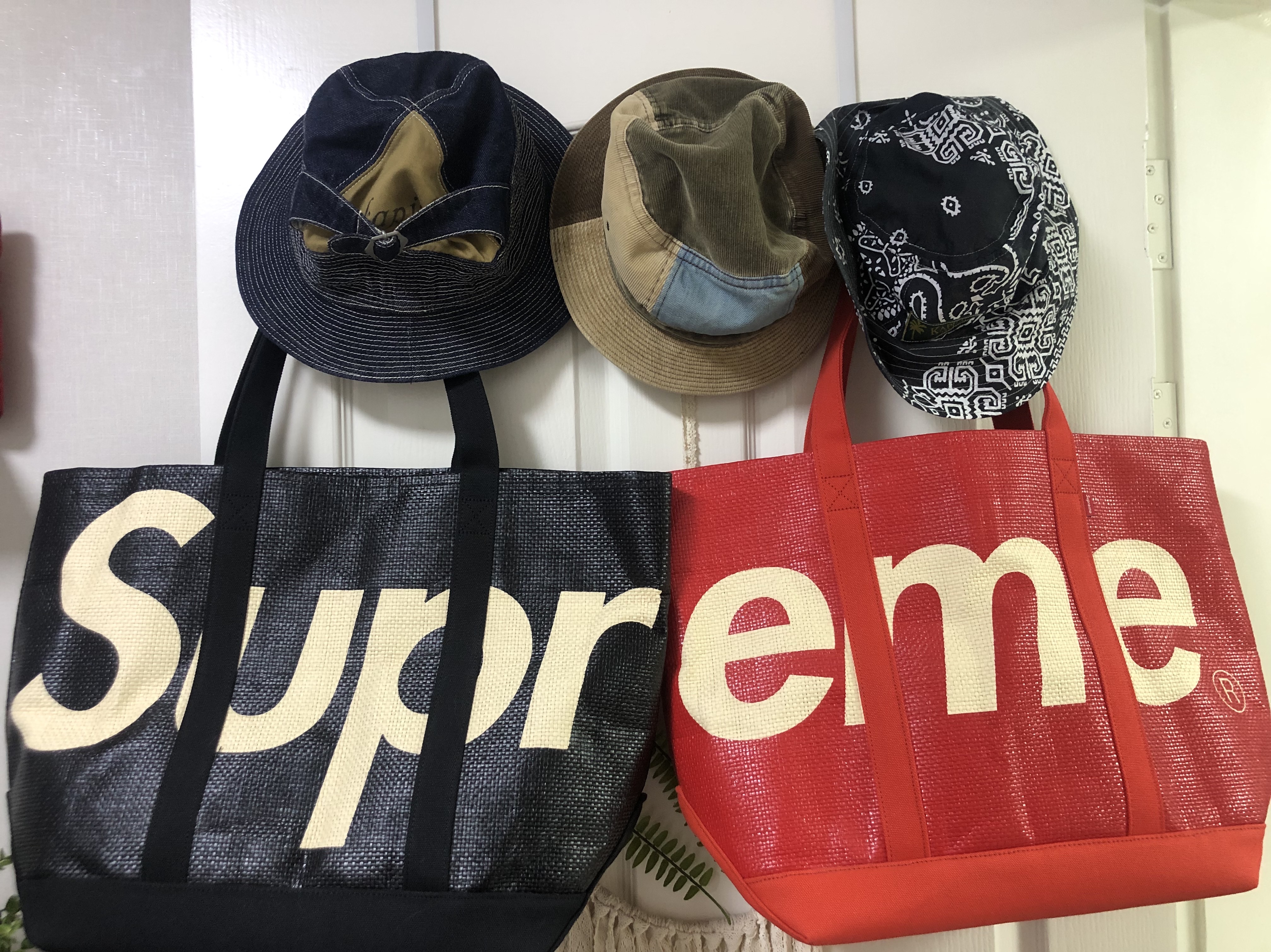 Supreme Raffia Tote Red - 20SS, Supreme Raffia Tote Black - 20SS 착용 스타일