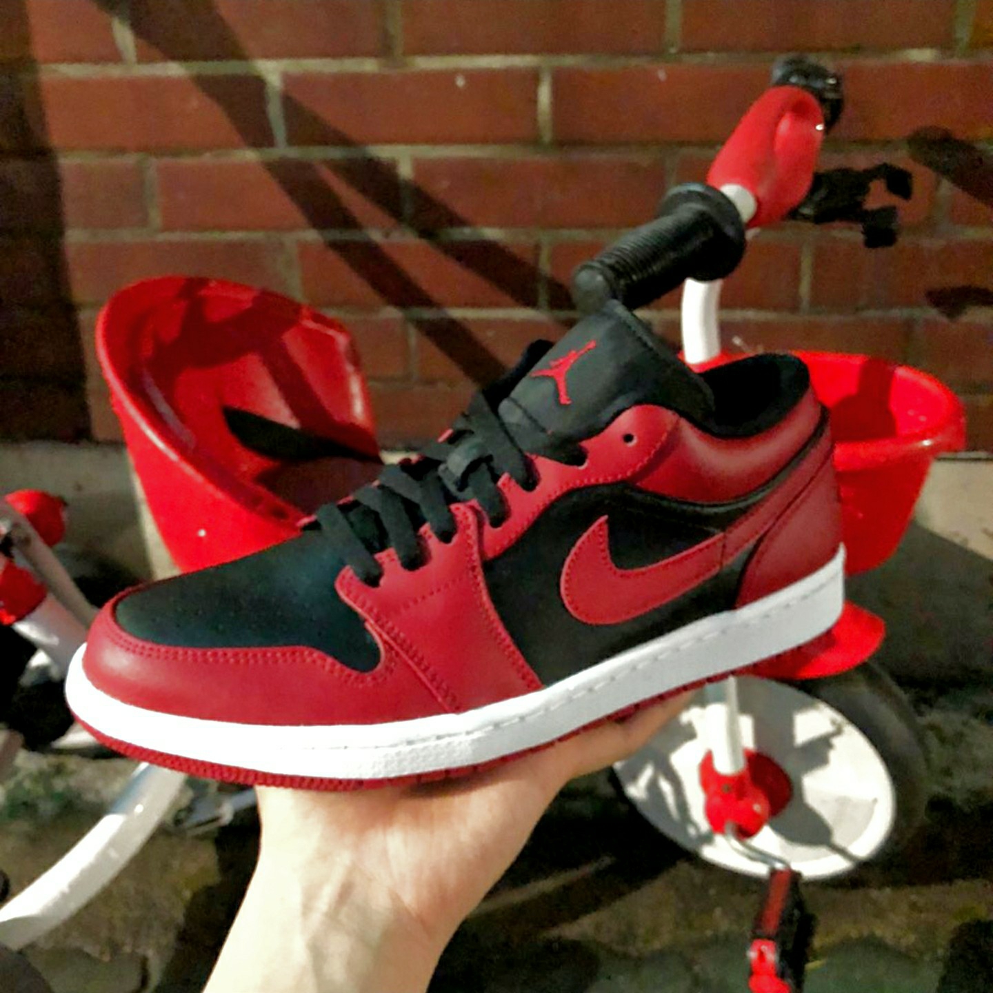 Jordan 1 Low Varsity Red 착용 스타일 - 2