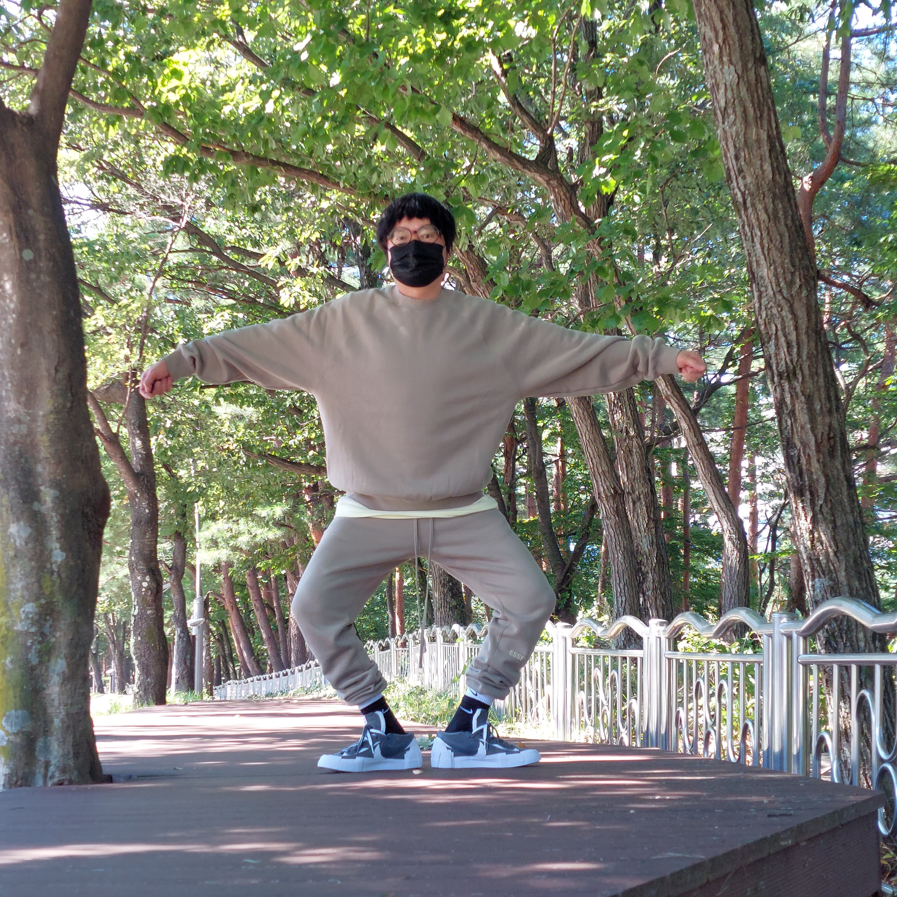 Nike x Sacai Blazer Low Iron Grey, Nike Everyday Plus Cushioned Training Crew Socks Black White (Korean Ver.) 착용 스타일 - 1