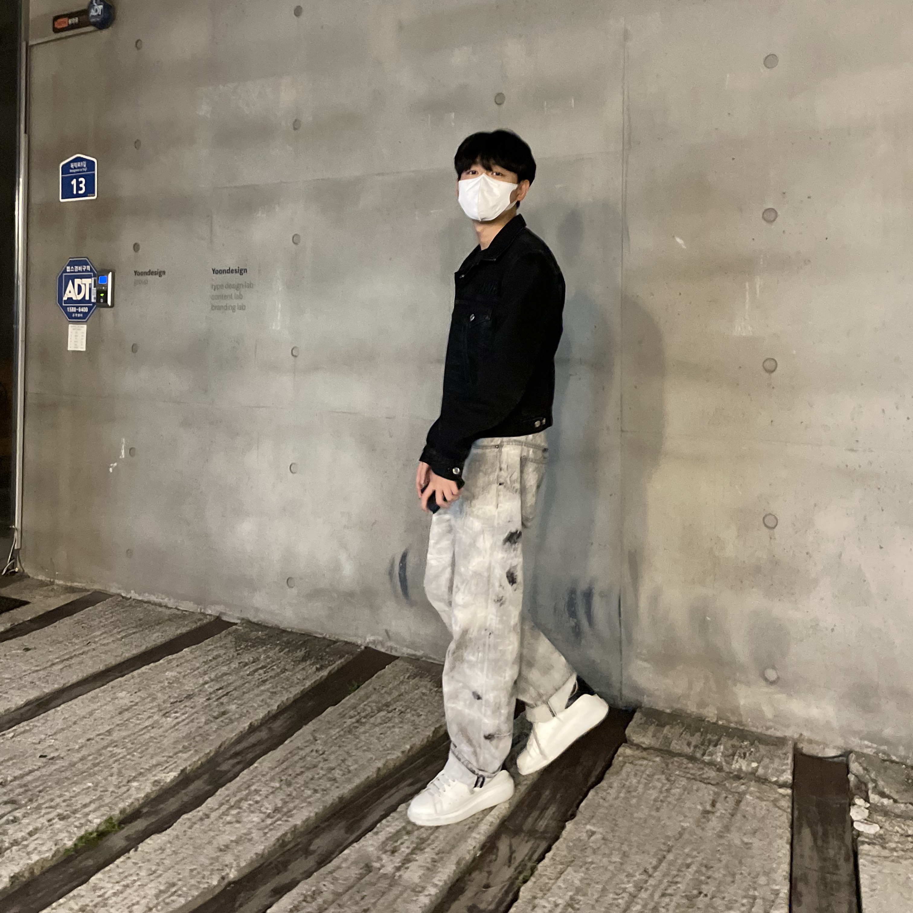 Alexander McQueen Oversized Sneakers White Black 착용 스타일 - 2