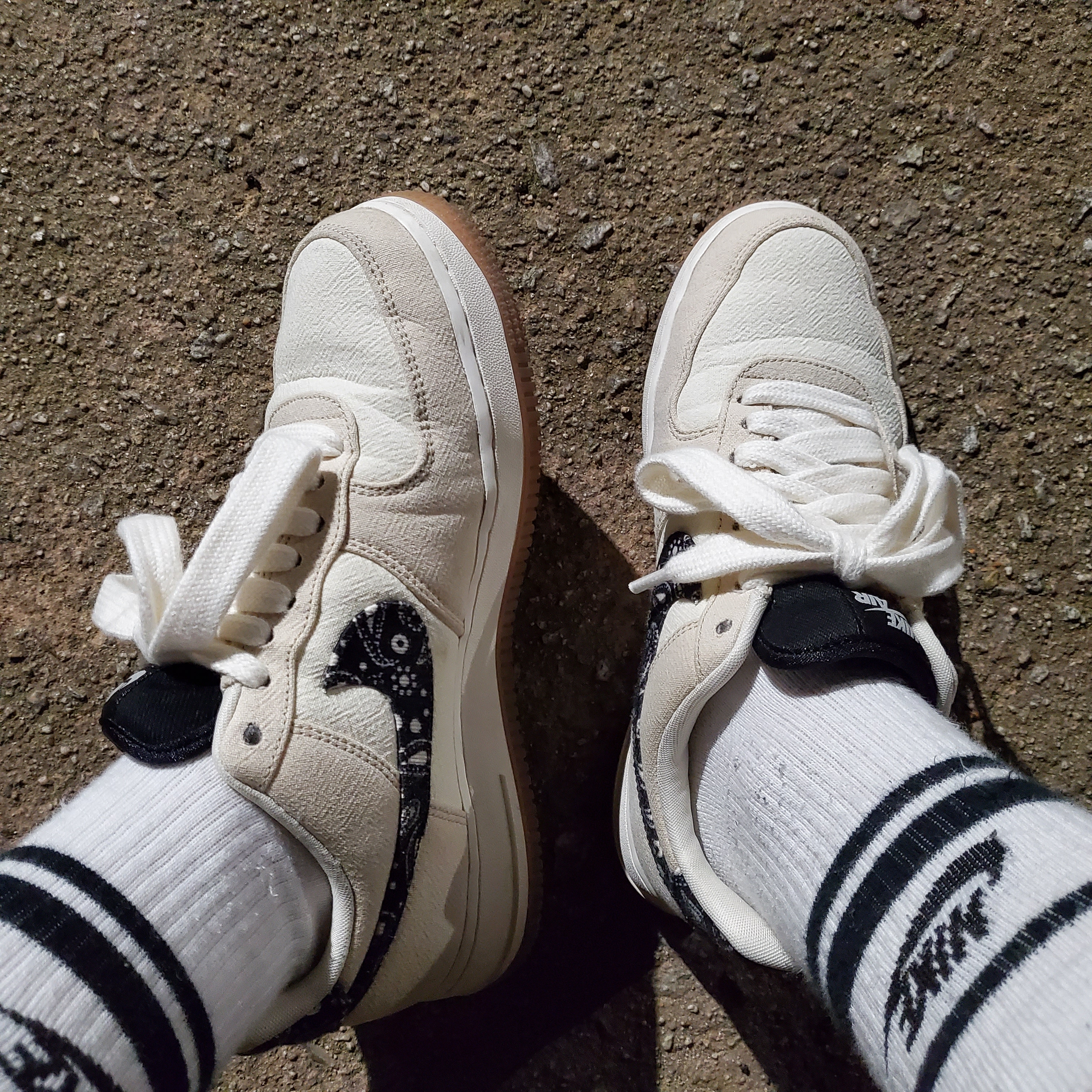 Nike Air Force 1 '07 LV8 Paisley Swoosh 착용 스타일