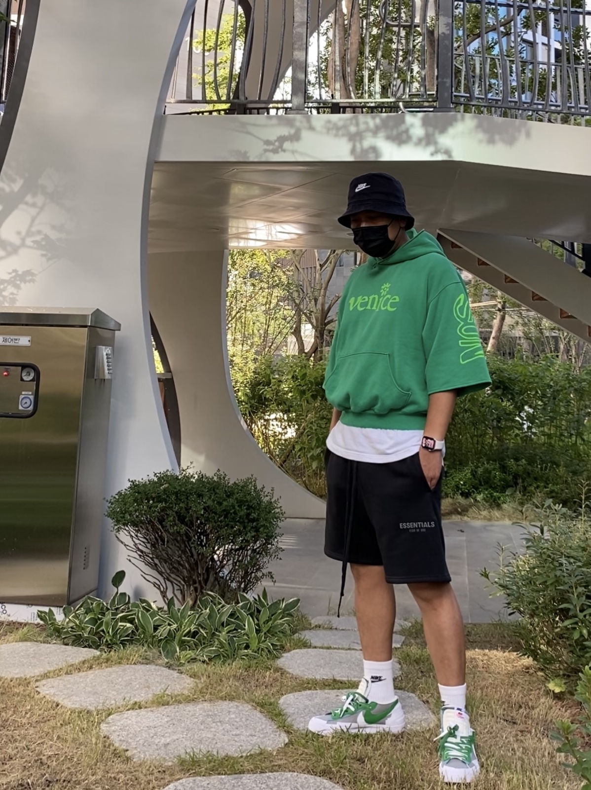 Nike Futura Washed Bucket Hat Black, Essentials Sweatshorts Black - 21SS 착용 스타일 - 2