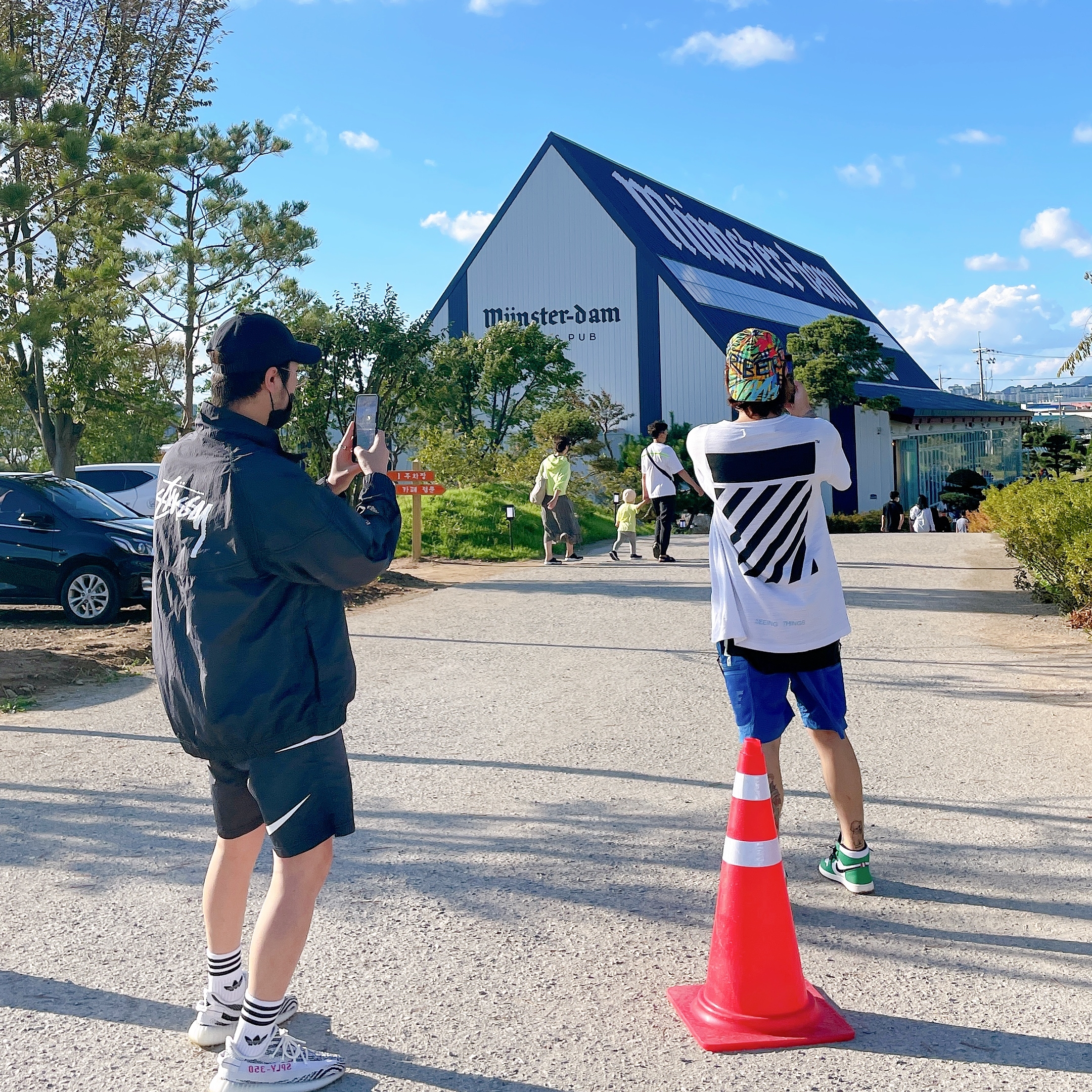 Nike x Stussy Windrunner Jacket Off Noir, Nike x Stussy Water Shorts Off Noir 착용 스타일 - 1