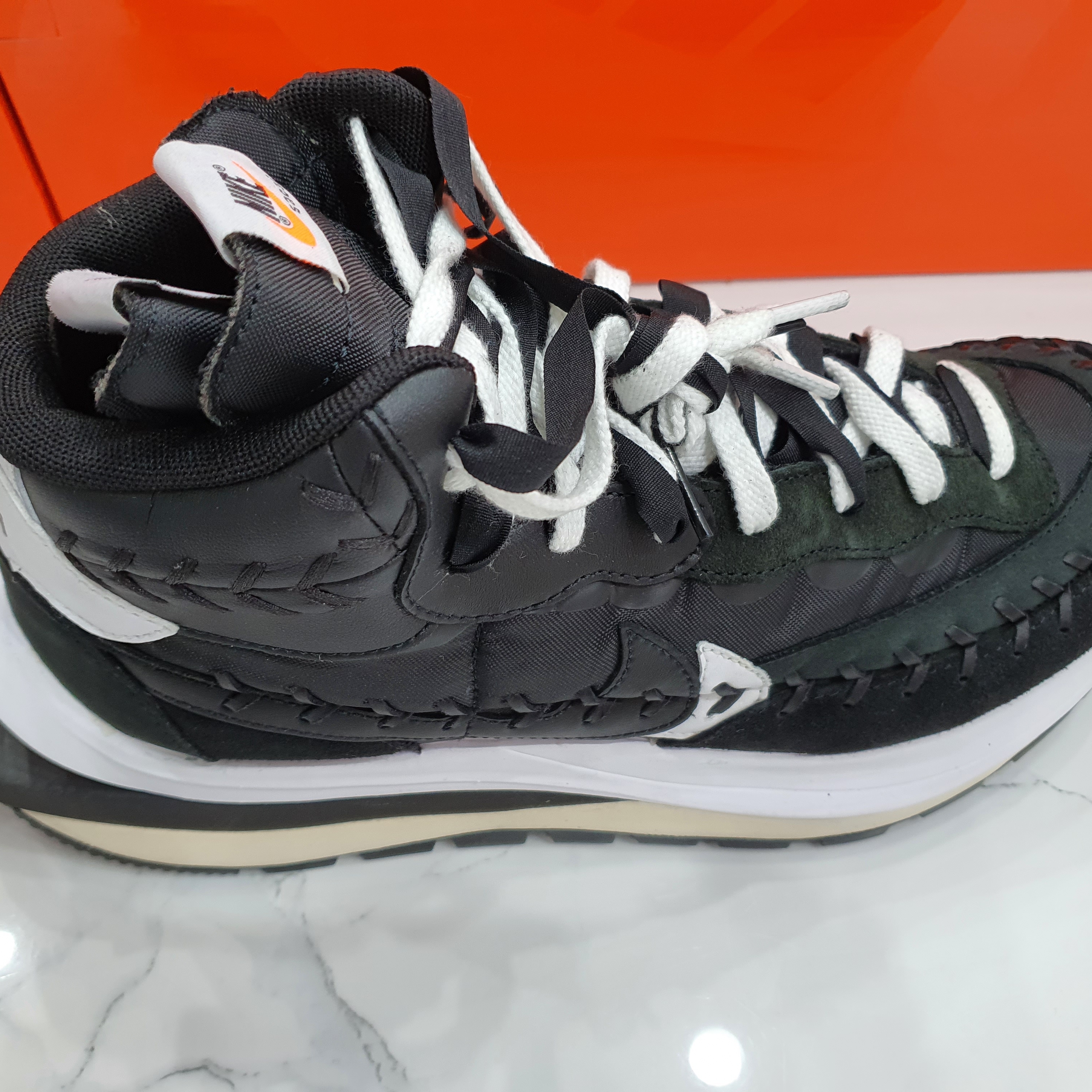 Nike x Sacai x Jean Paul Gaultier VaporWaffle Black White 착용 스타일 - 3
