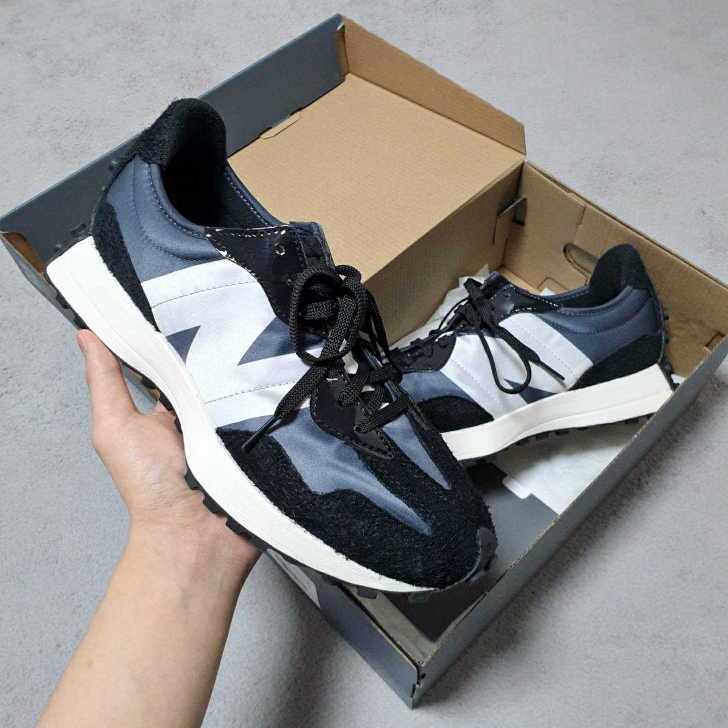 (W) New Balance 327 Black Grey 착용 스타일