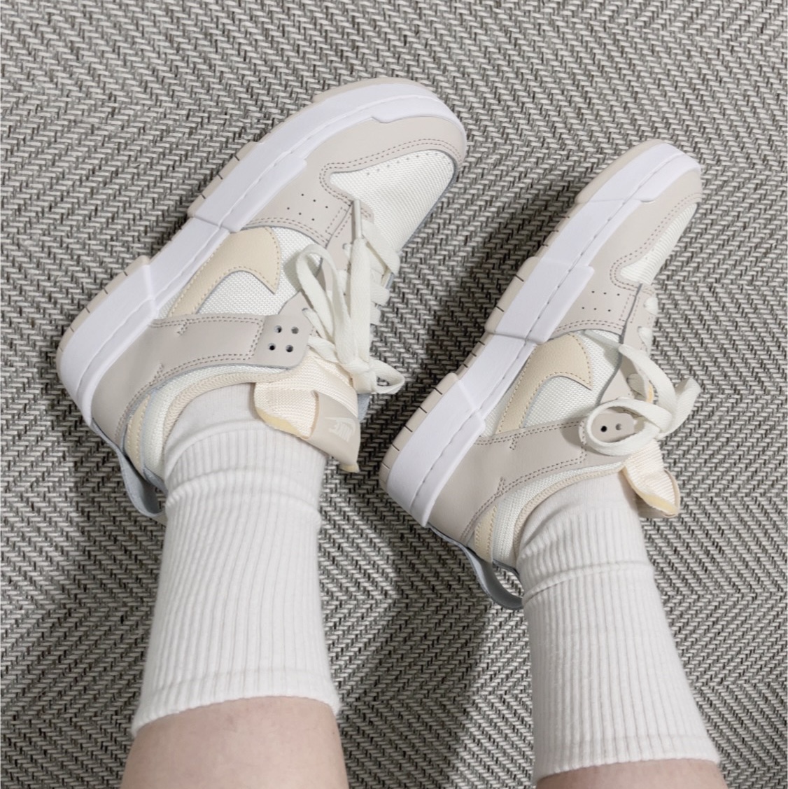 (W) Nike Dunk Low Disrupt Desert Sand 착용 스타일 - 1