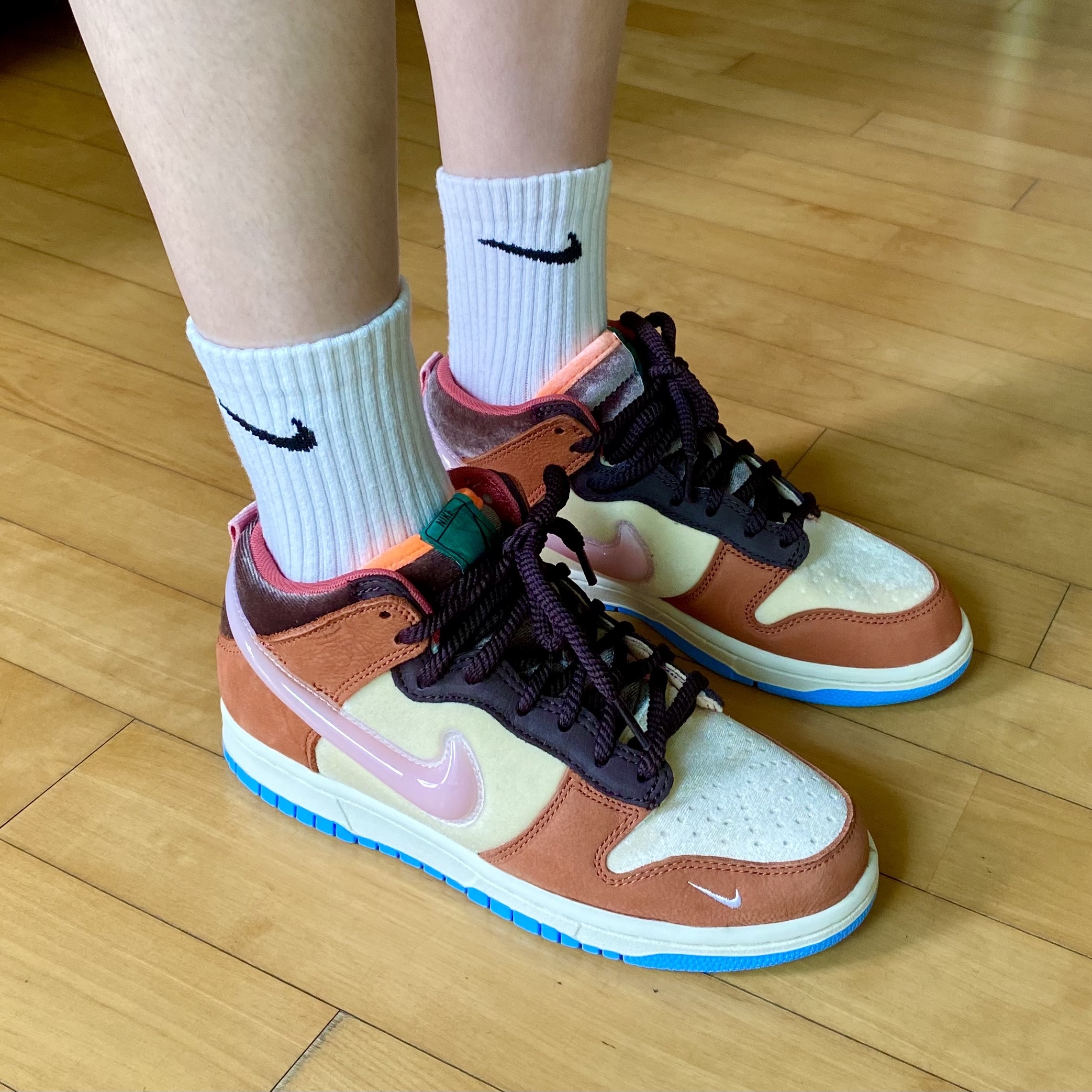 Nike x Social Status Dunk Mid Free Lunch Chocolate Milk 착용 스타일 - 3