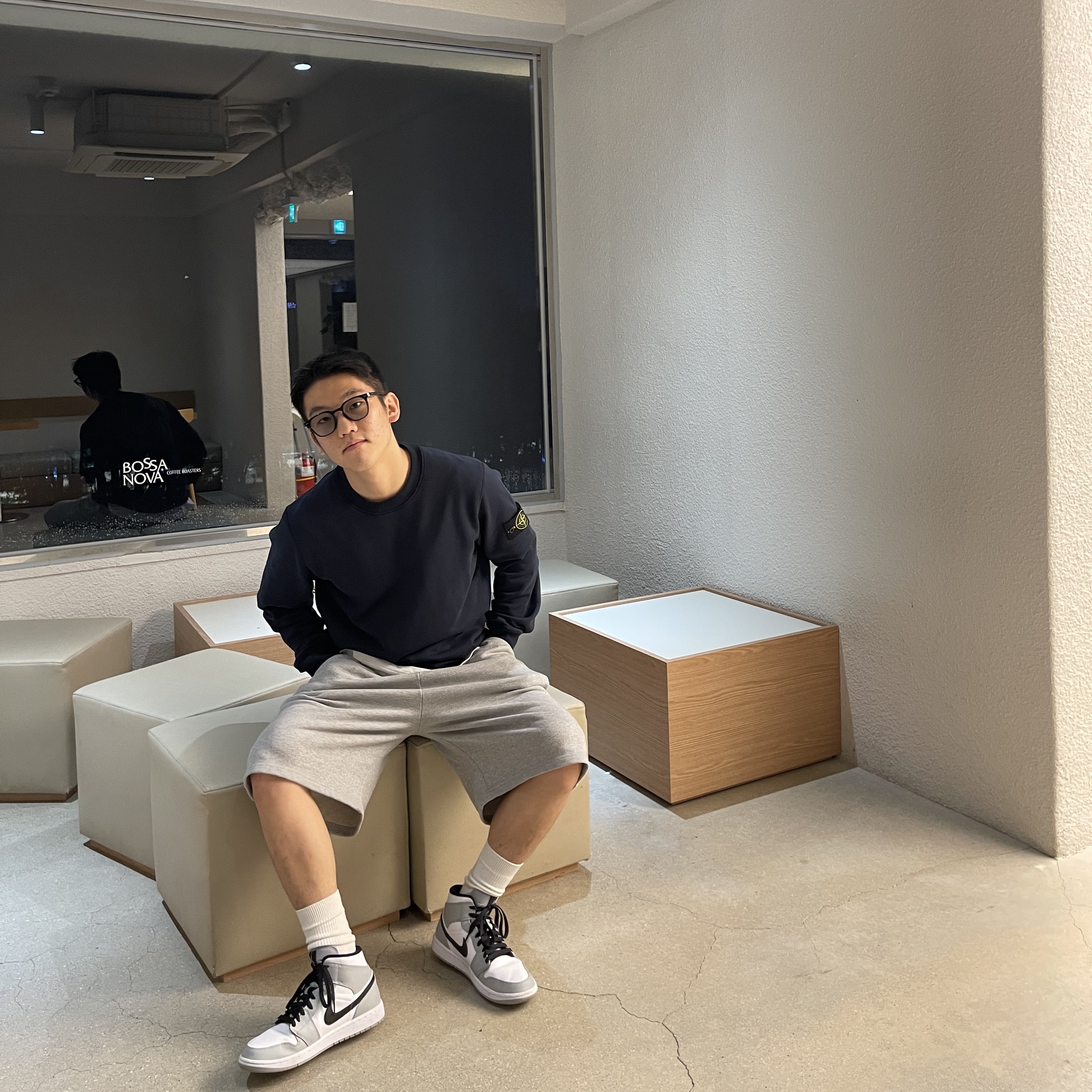 Jordan 1 Mid Light Smoke Grey, Stone Island 63051 Crewneck Sweatshirt Avio Blue - 21SS 착용 스타일