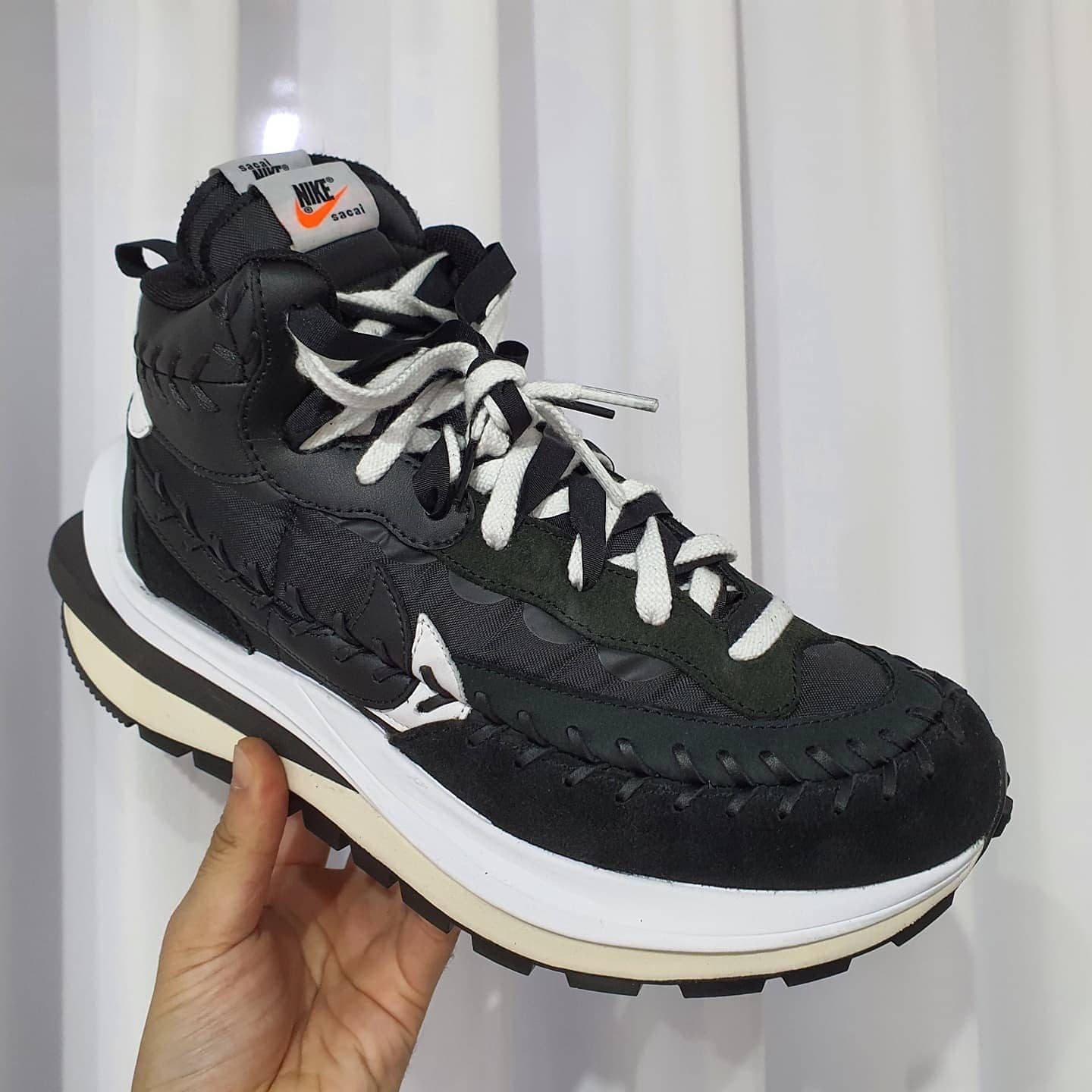 Nike x Sacai x Jean Paul Gaultier VaporWaffle Black White 착용 스타일 - 1