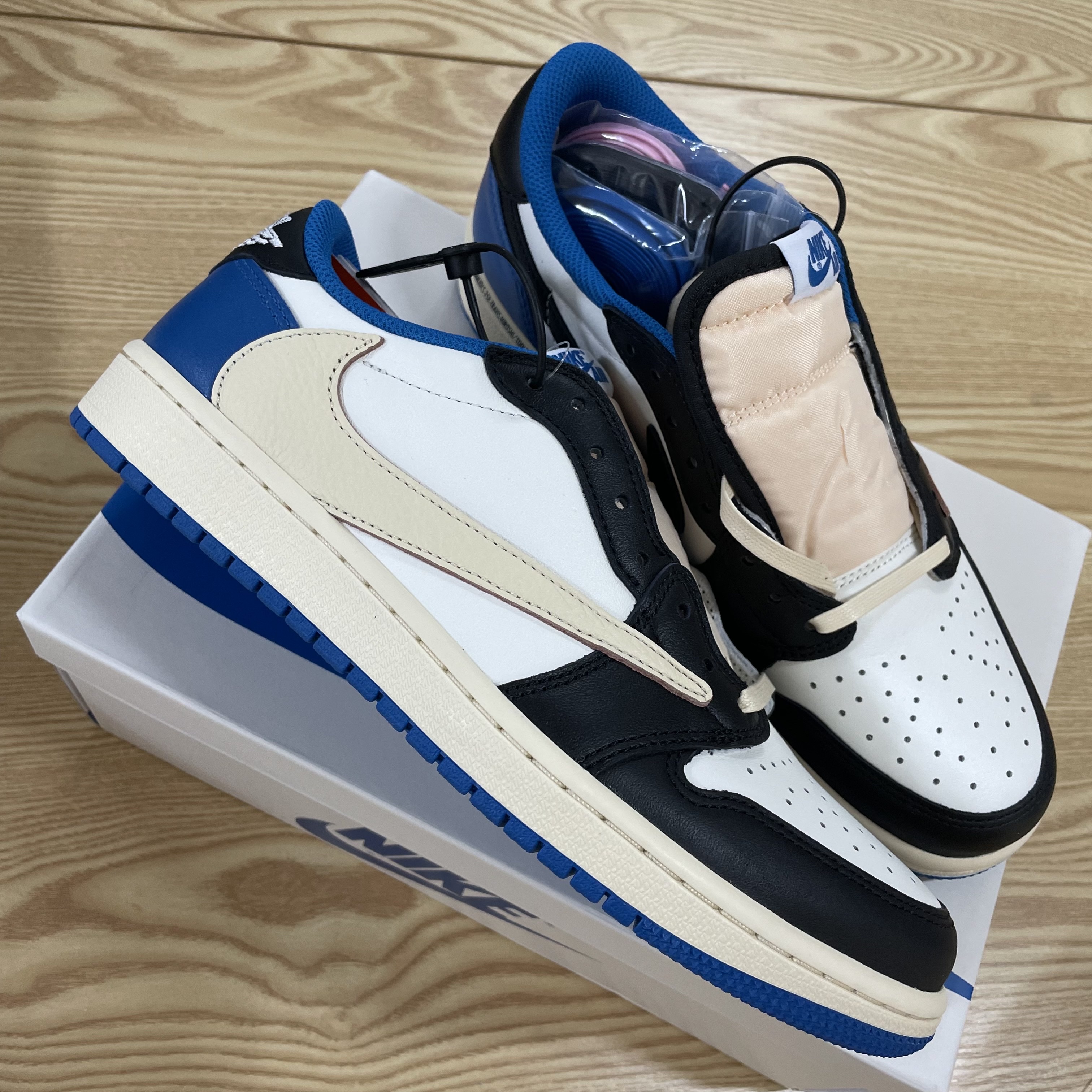 Jordan 1 x Travis Scott x Fragment Retro Low OG SP Military Blue 착용 스타일 - 1