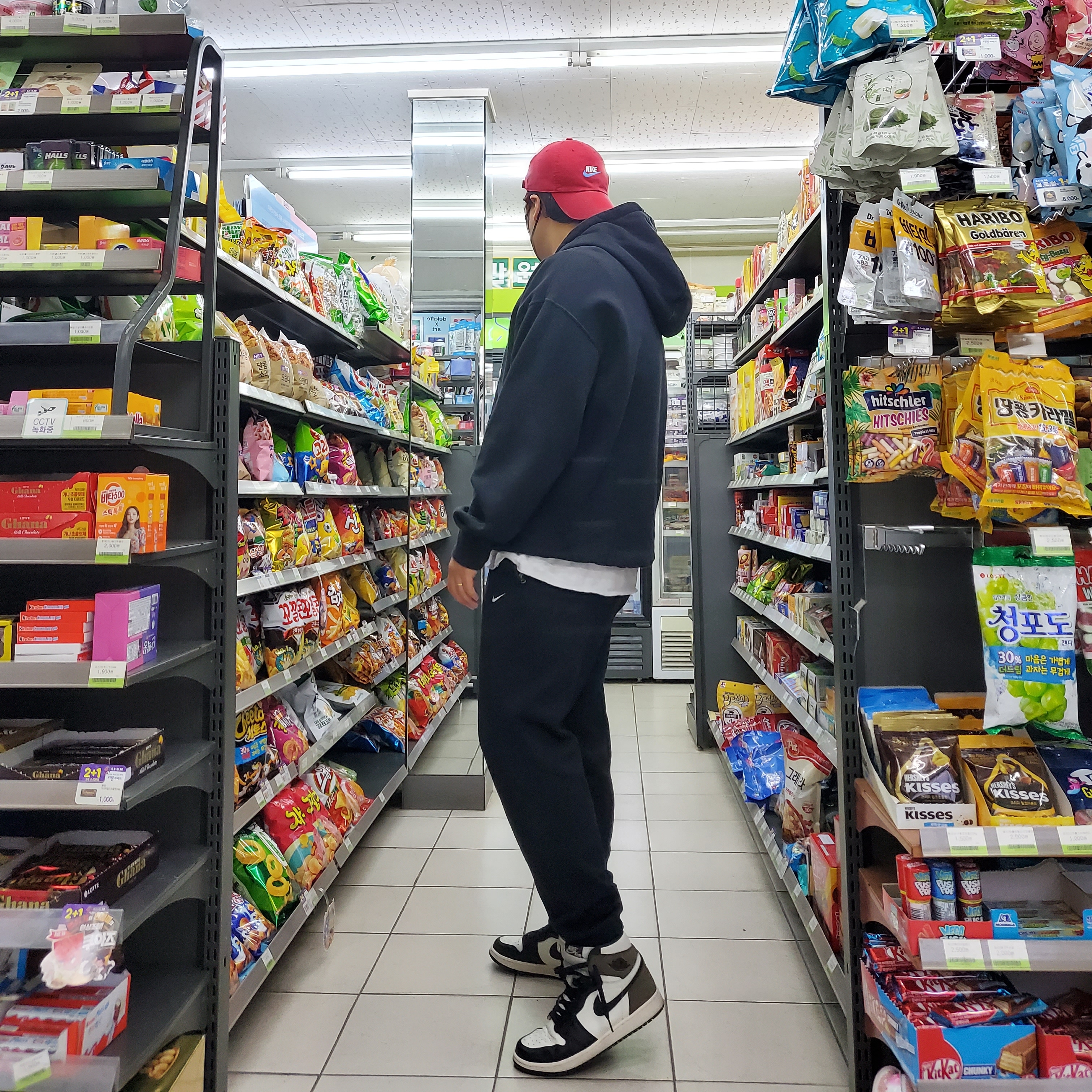 Jordan 1 Retro High OG Black Mocha, Nike NRG Solo Swoosh Fleece Pants Black - US/EU 착용 스타일 - 2
