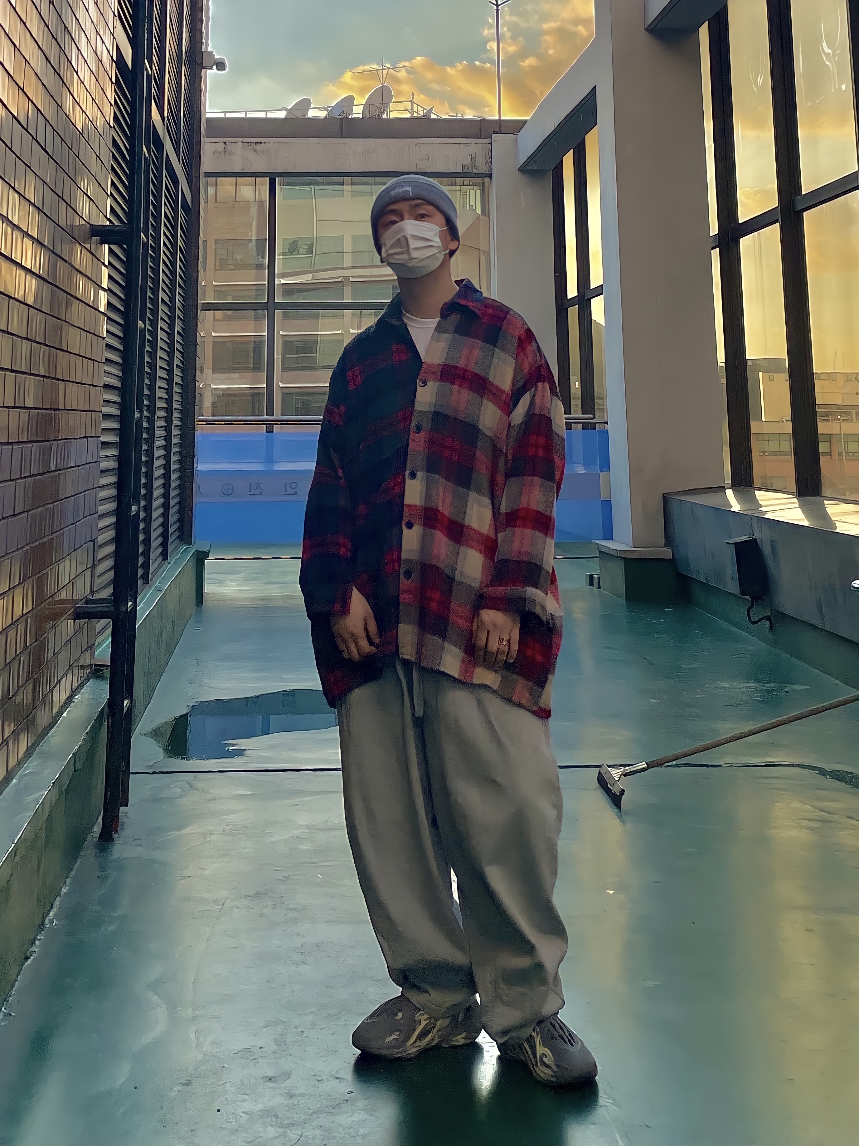 Adidas Yeezy Foam RNNR MXT Moon Gray 착용 스타일 - 1