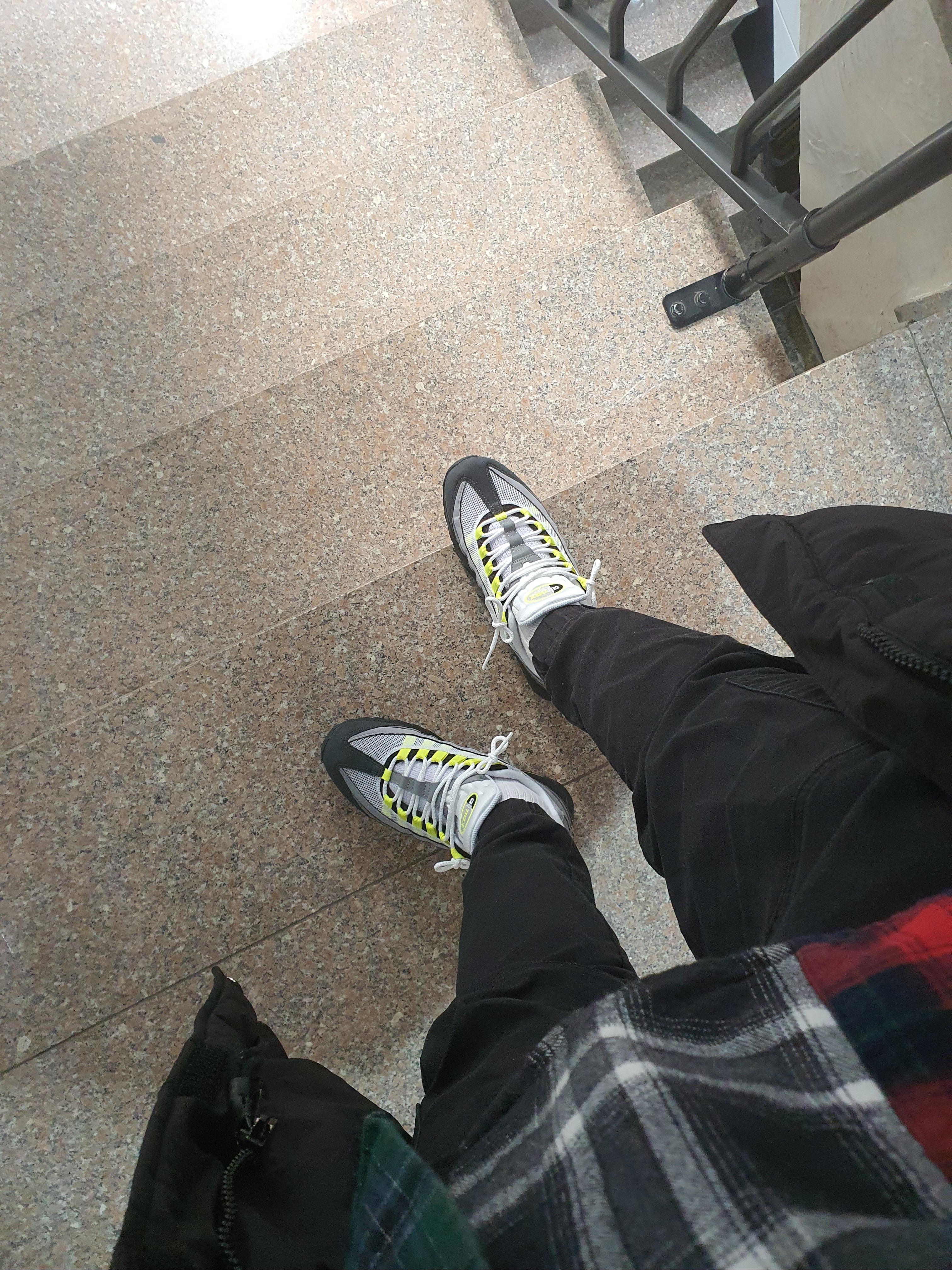 Nike Air Max 95 OG Neon Yellow 2020, Nike Air More Uptempo Black White 2020 착용 스타일 - 1