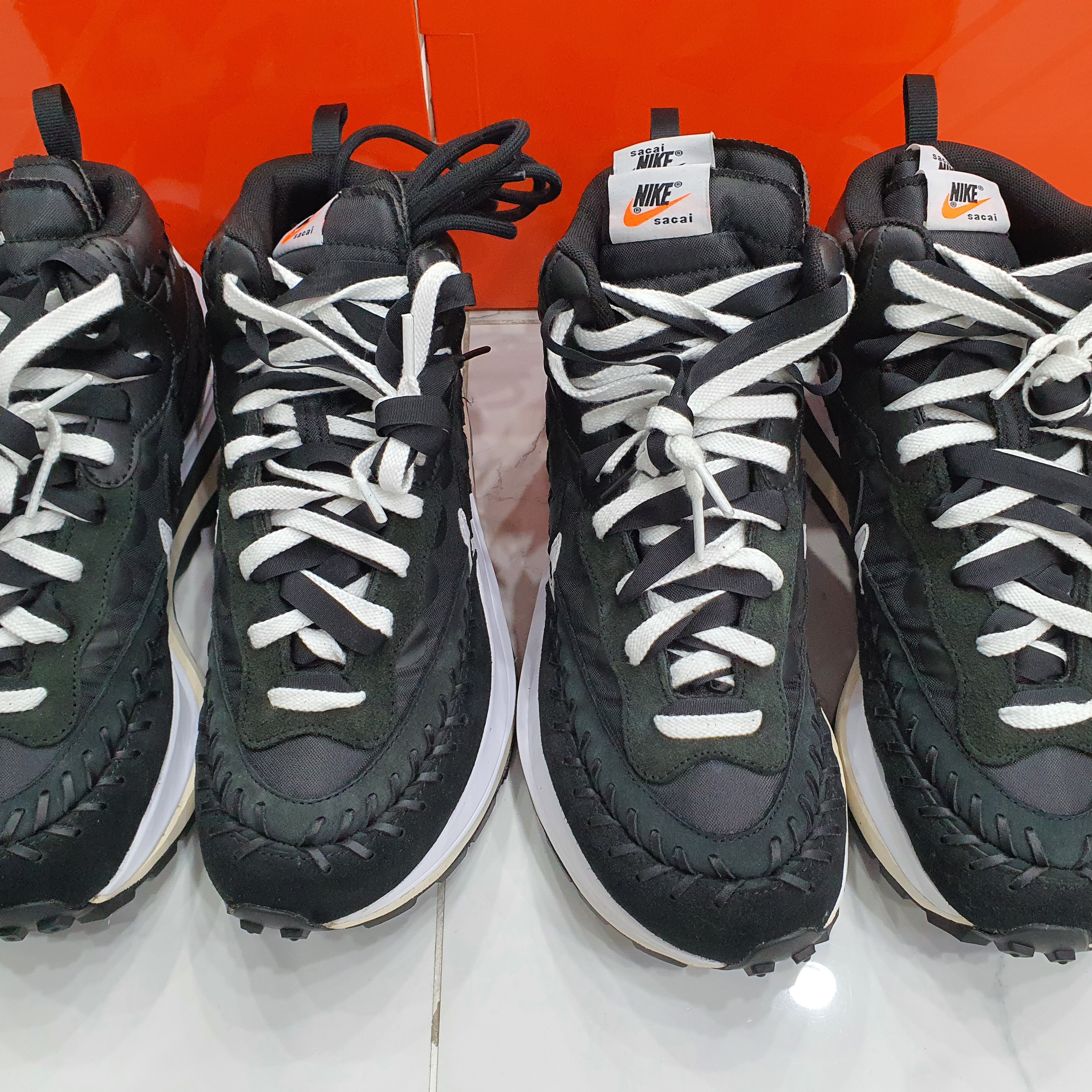 Nike x Sacai x Jean Paul Gaultier VaporWaffle Black White 착용 스타일 - 5