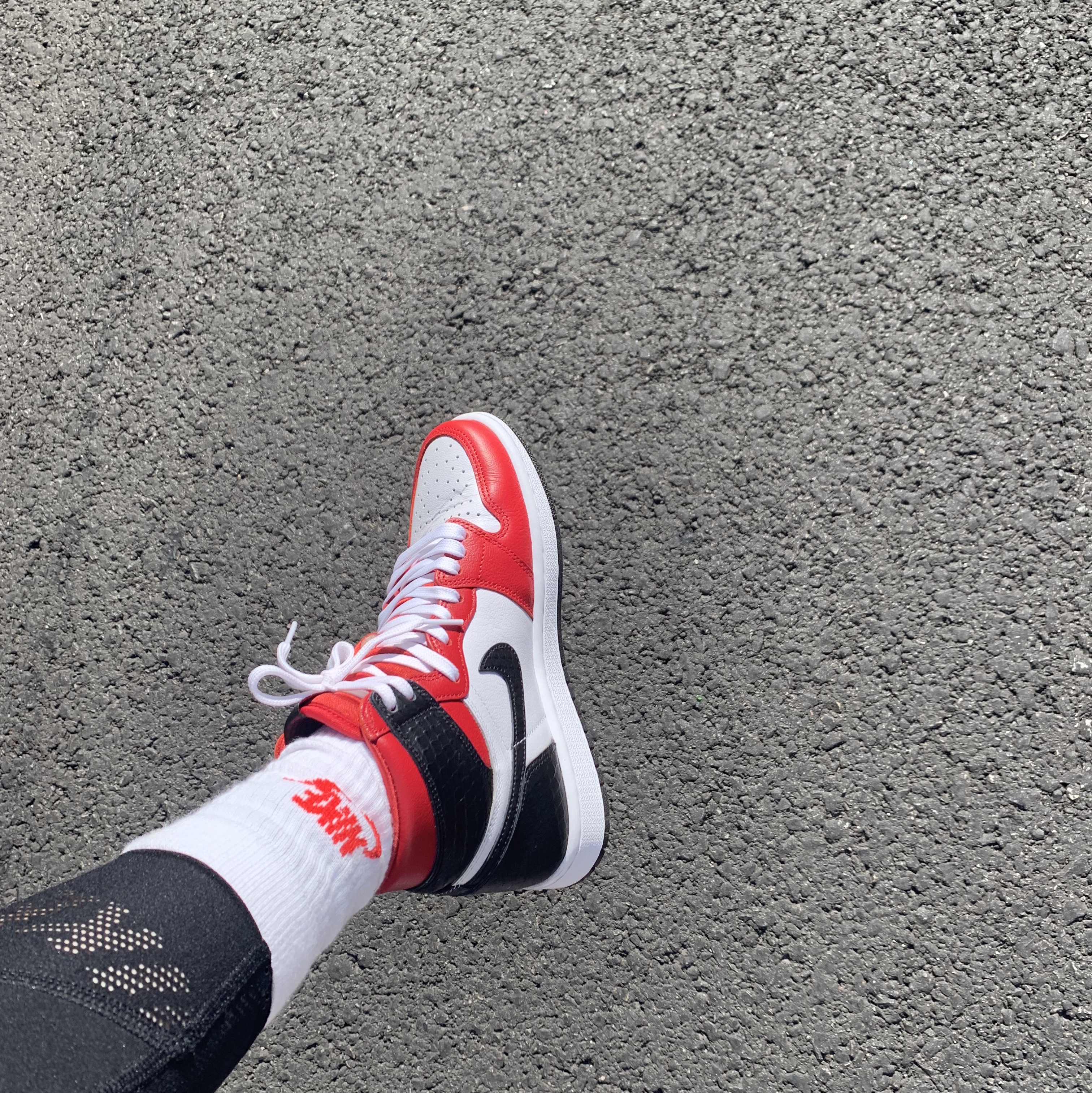(W) Jordan 1 Retro High Satin Red 착용 스타일