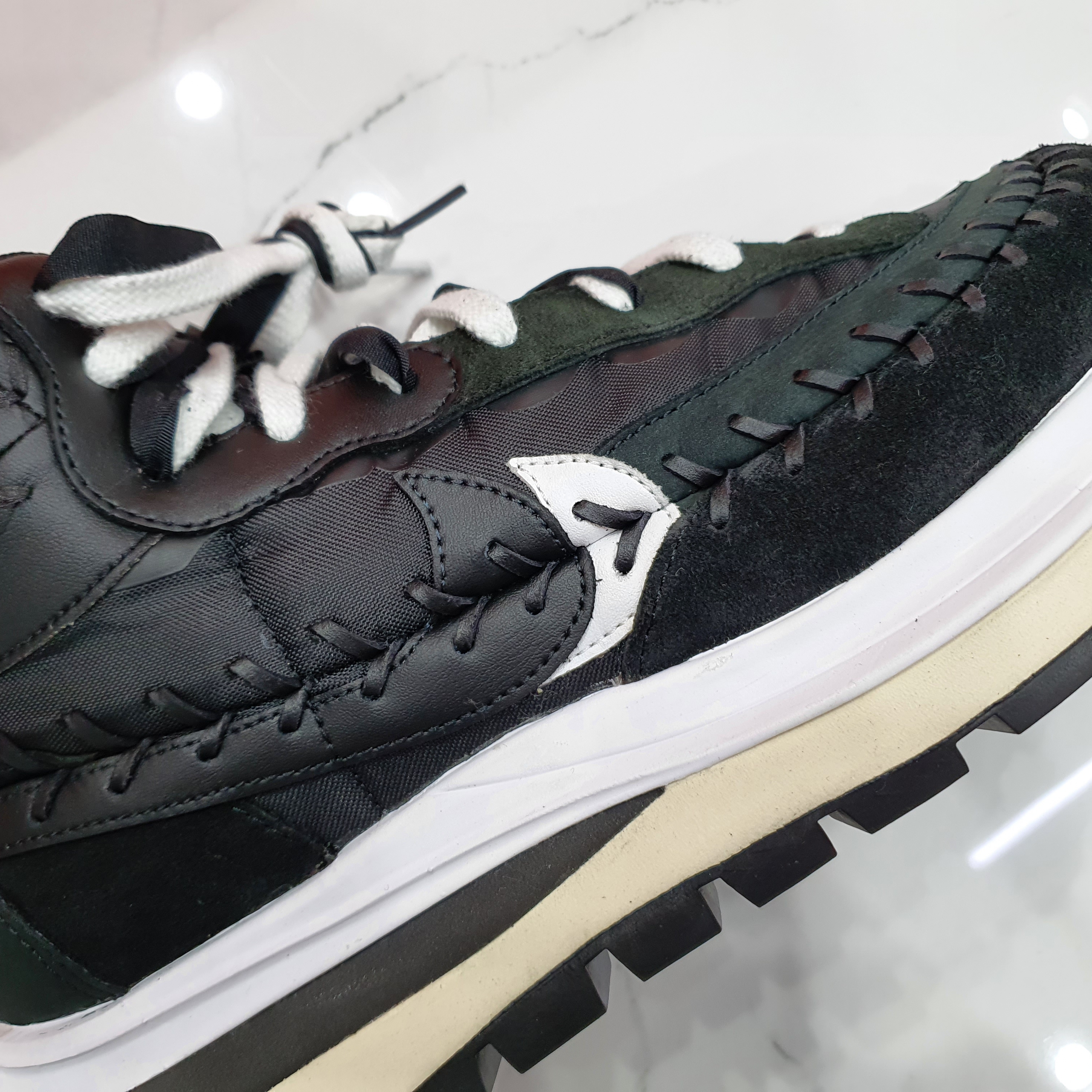 Nike x Sacai x Jean Paul Gaultier VaporWaffle Black White 착용 스타일 - 4
